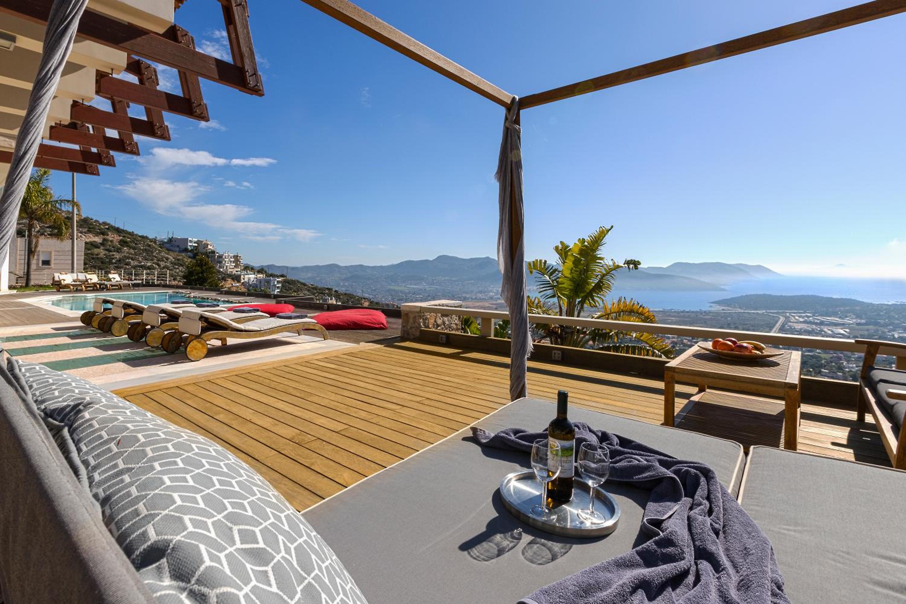 Four-Bedroom Villa with Private Pool and Sea View - Photo 35