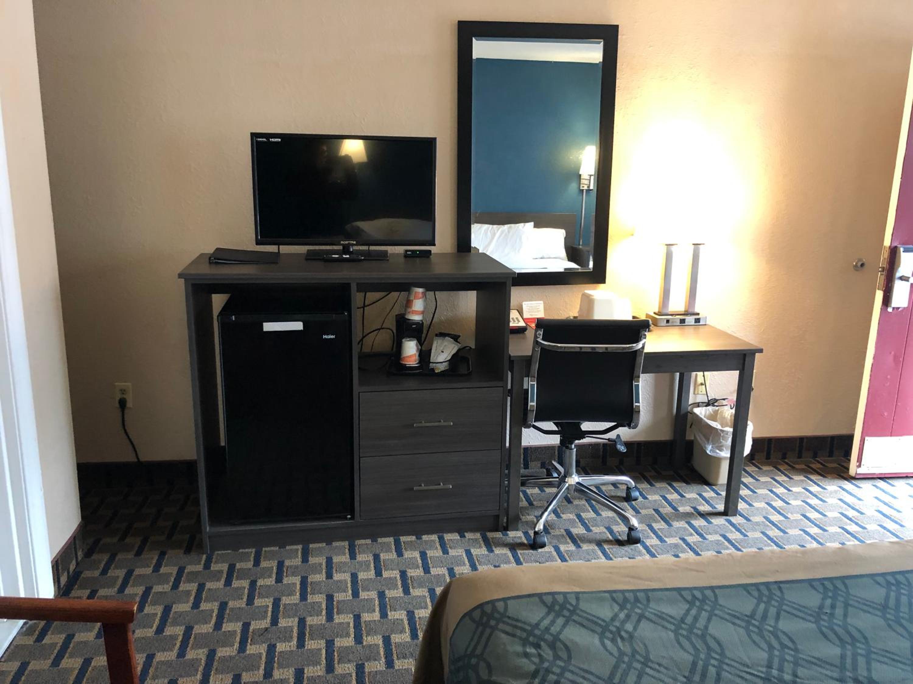 King Room - Non-Smoking - Photo 5