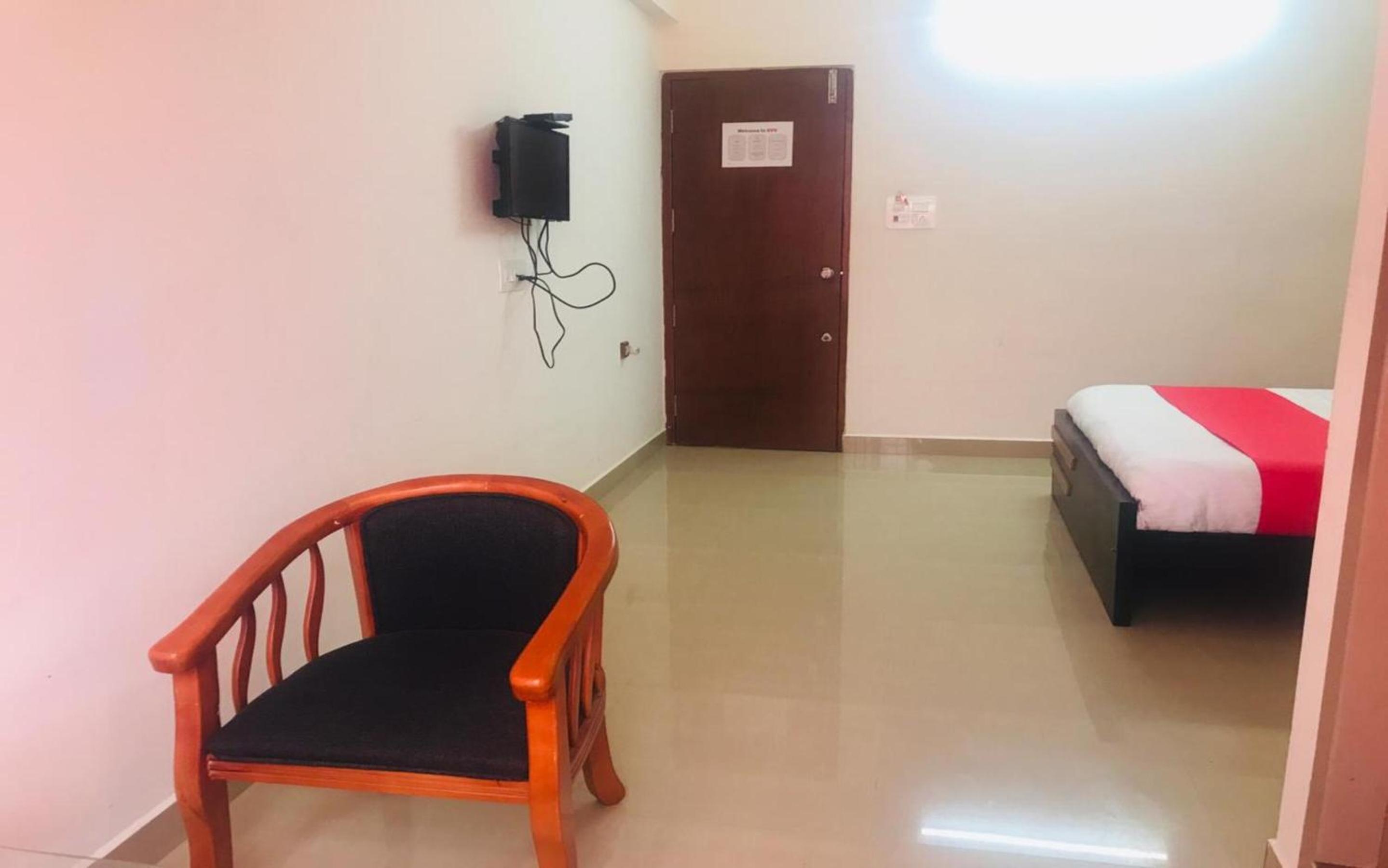 Budget Double Room - Photo 9