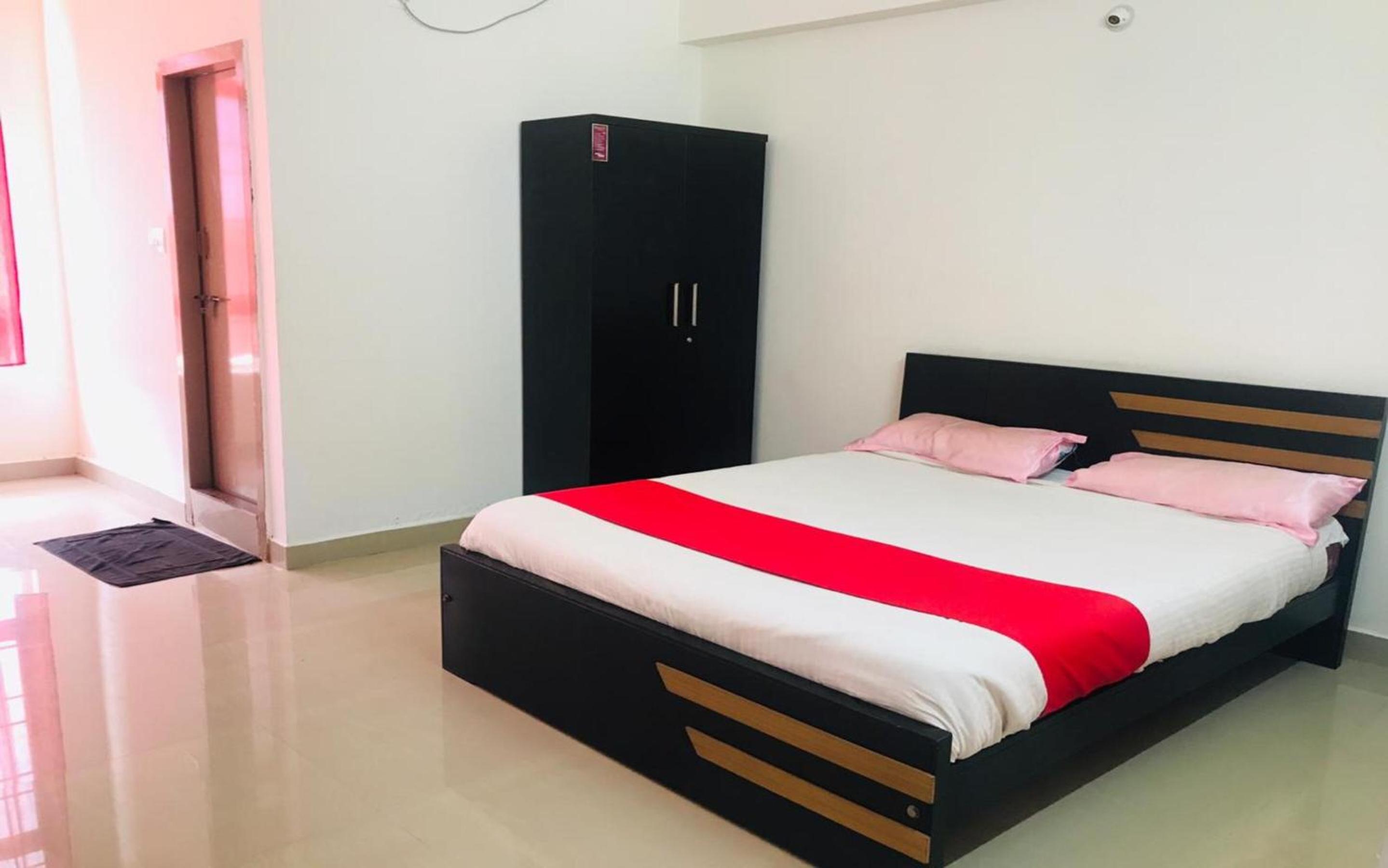 Deluxe Double Room - Photo 11