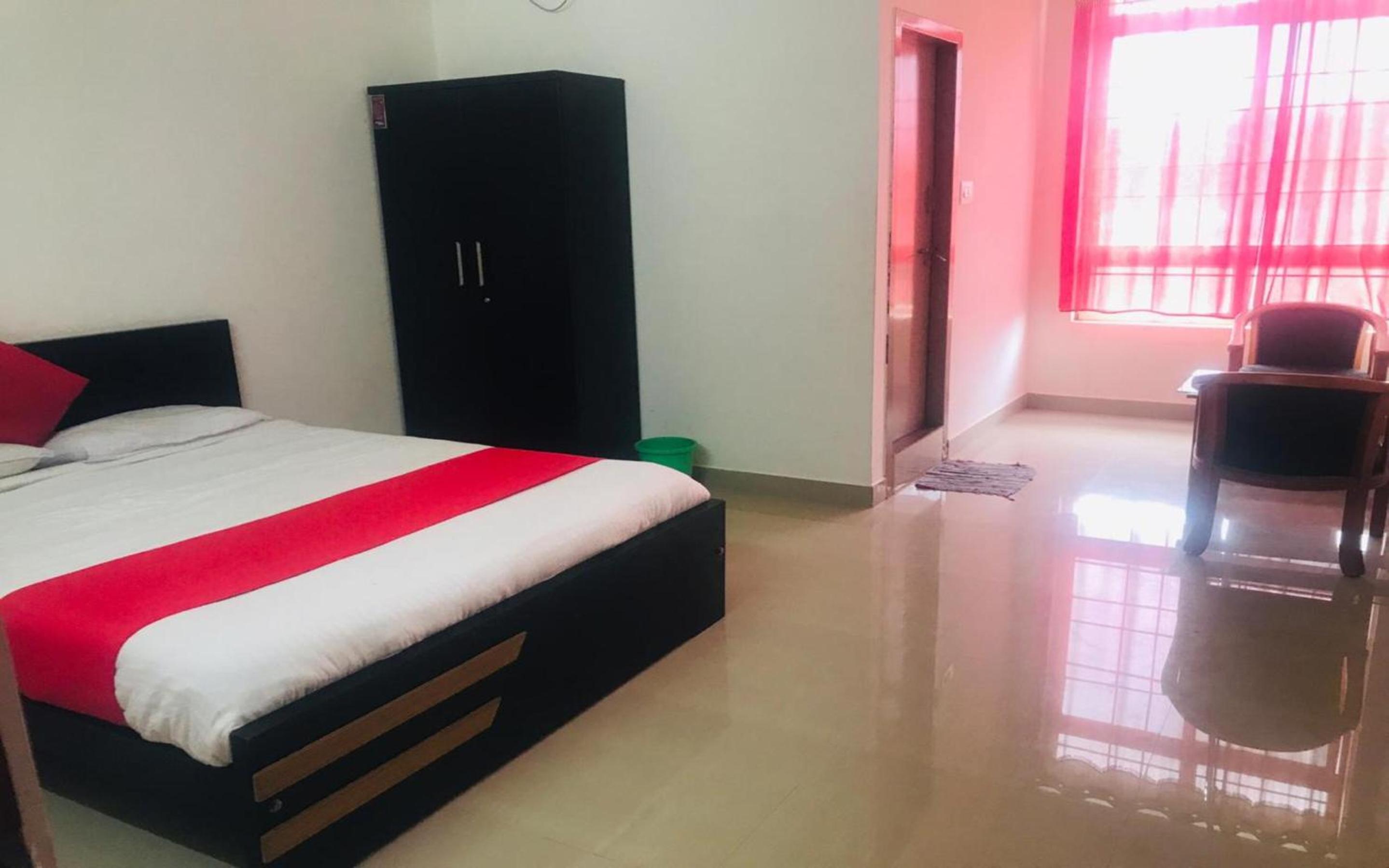 Budget Double Room - Photo 7