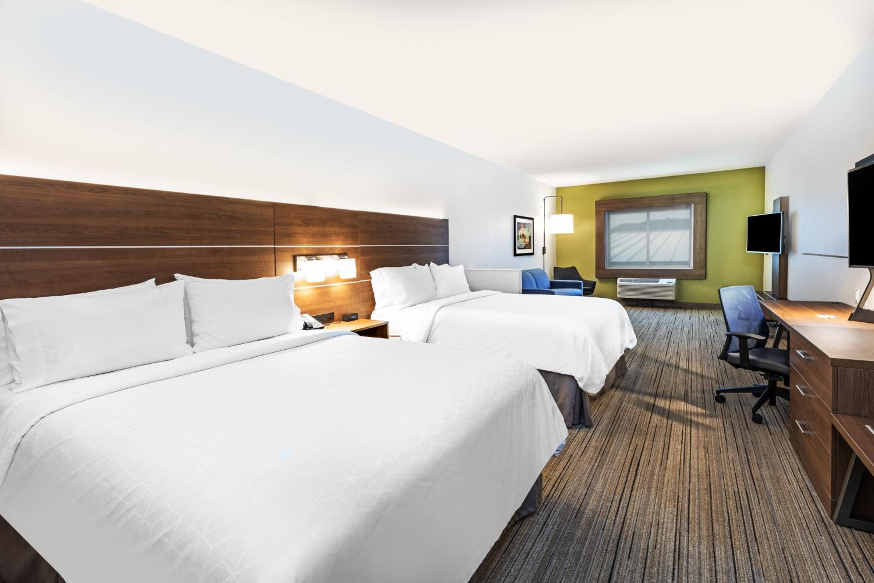 Queen Room with Two Queen Beds- Hearing Accessible Roll in Shower/Non-Smoking photo 2