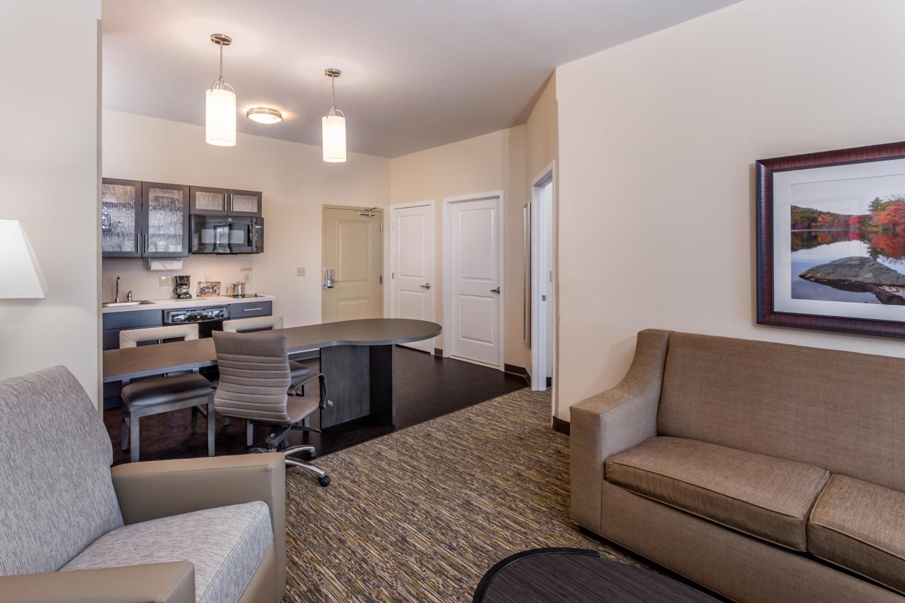One-Bedroom Suite with Tub - Mobility Accessible photo 1