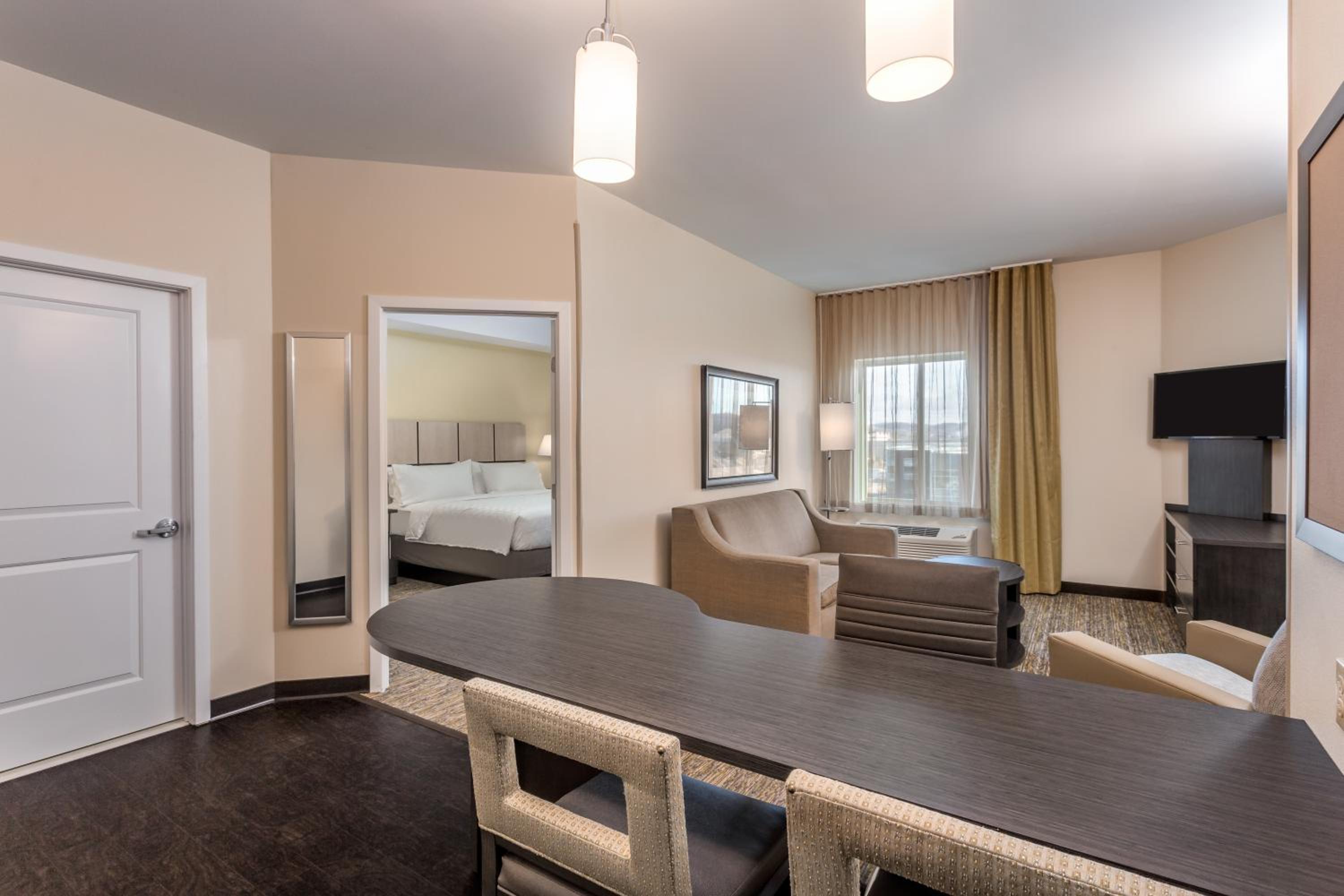 One-Bedroom Suite with Tub - Mobility Accessible photo 2