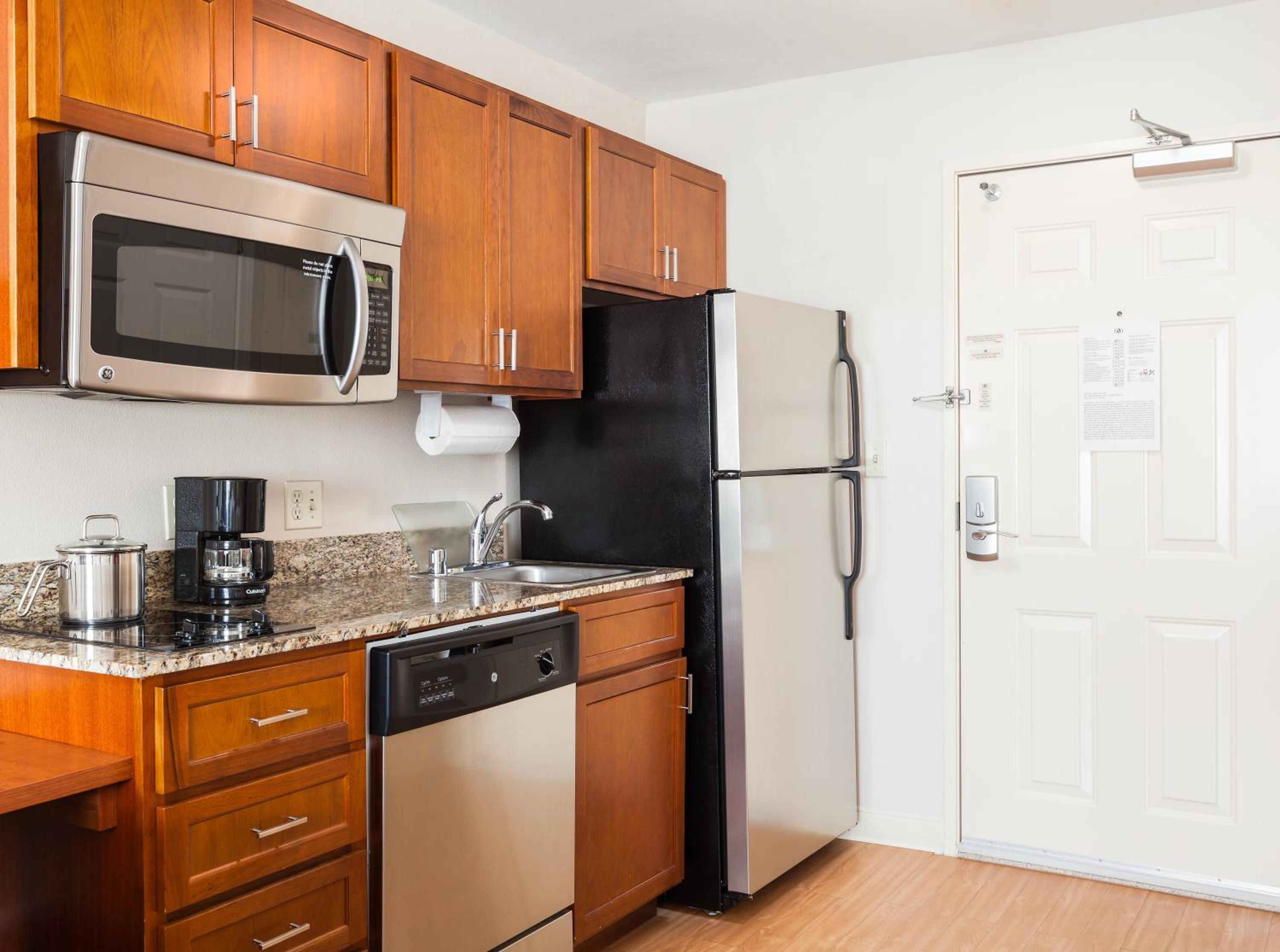 Queen Studio Suite with Two Queen Beds and Full Kitchen - Photo 3