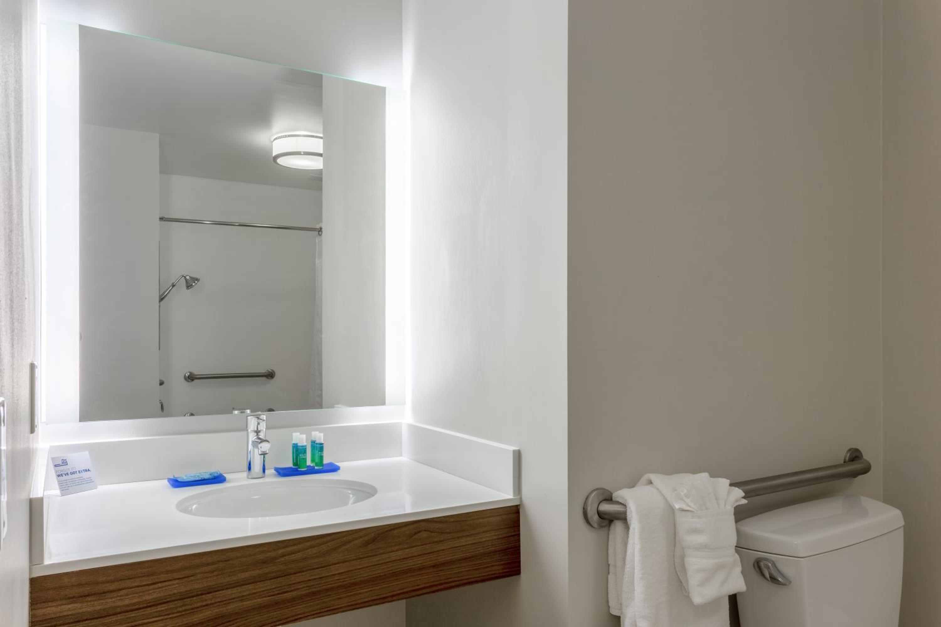 King Room - Mobility Access/Hearing Accessible - Photo 8