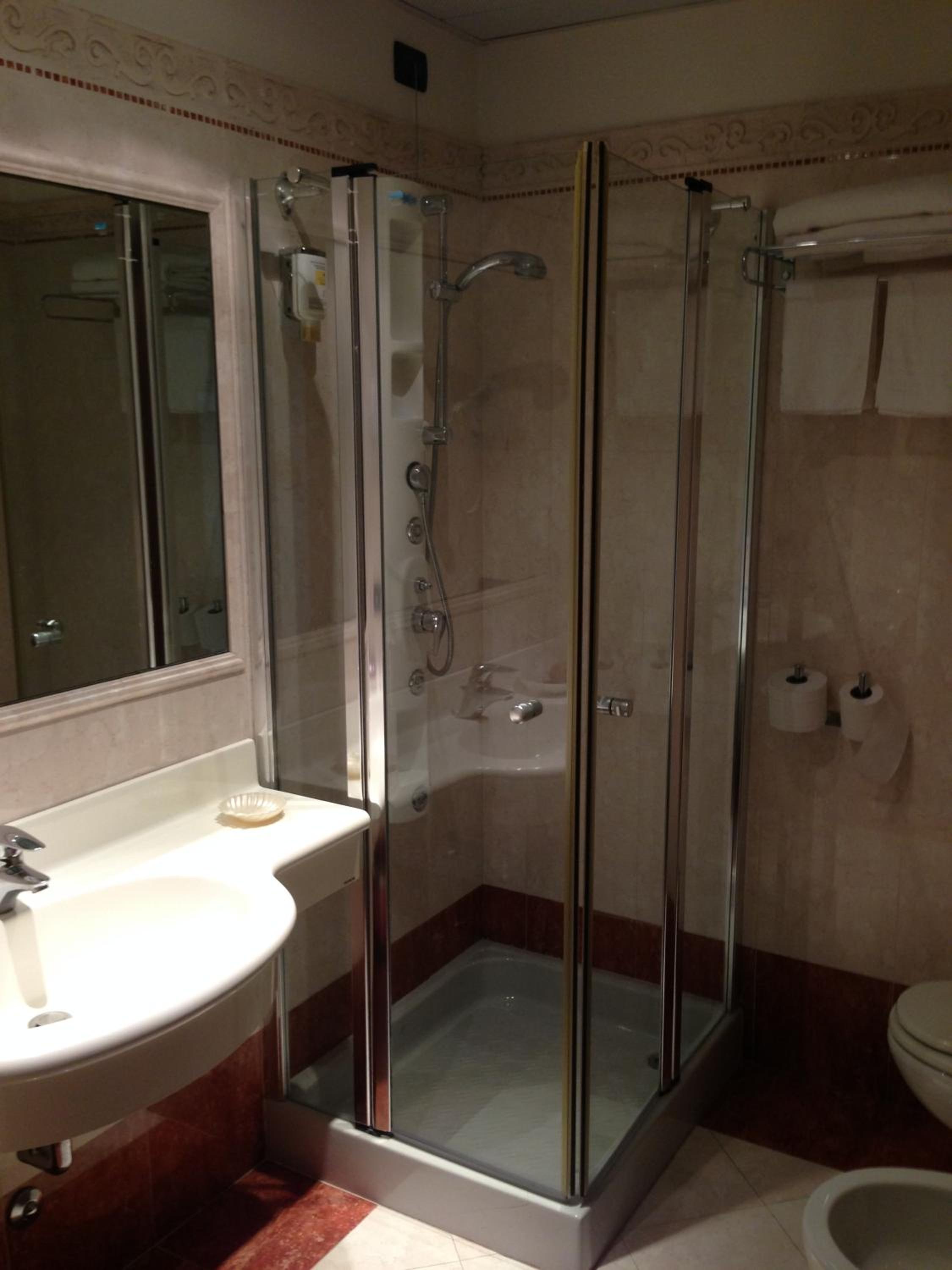 Double Room with Balcony - Photo 12