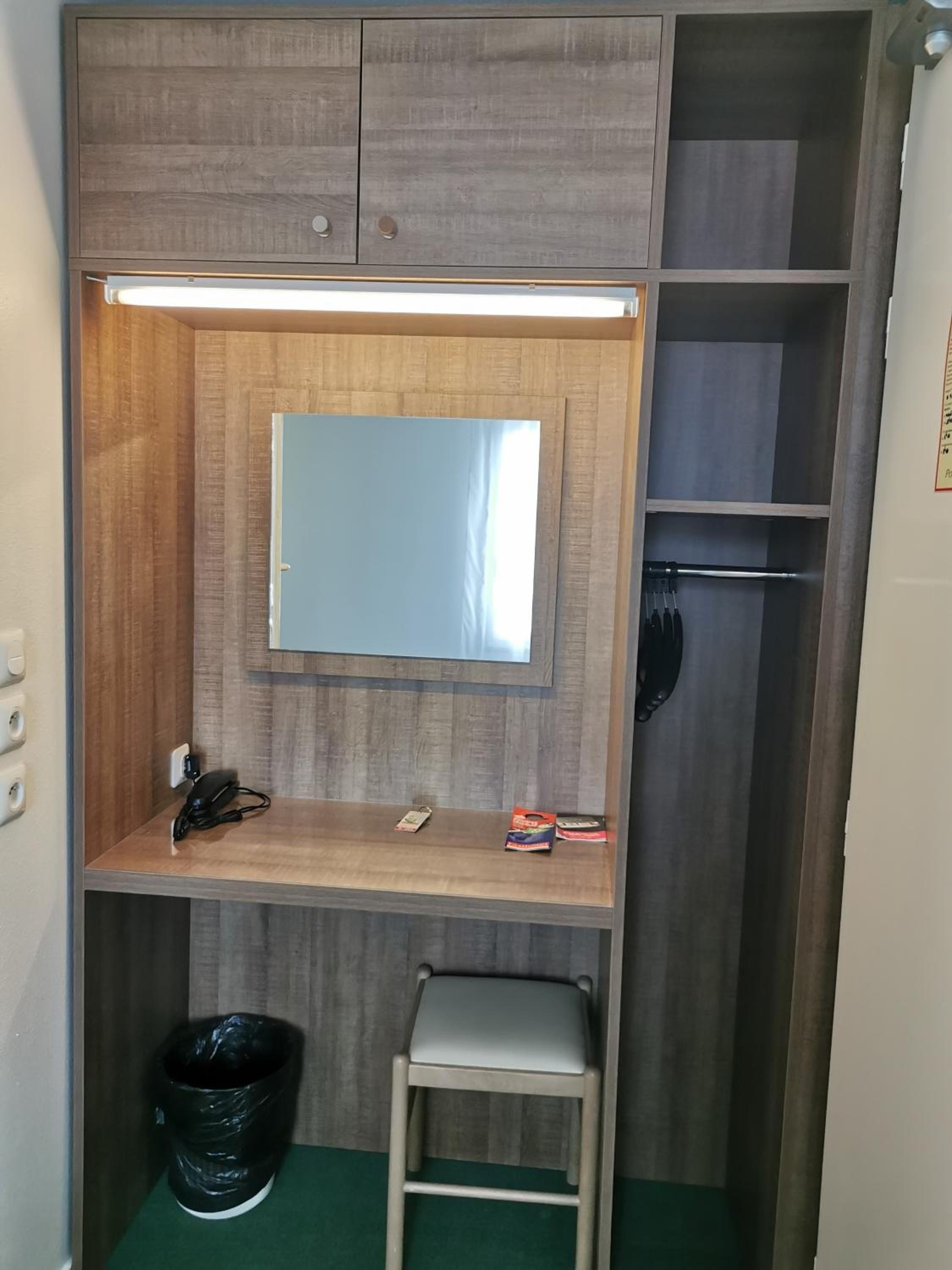 Twin Room - Photo 11