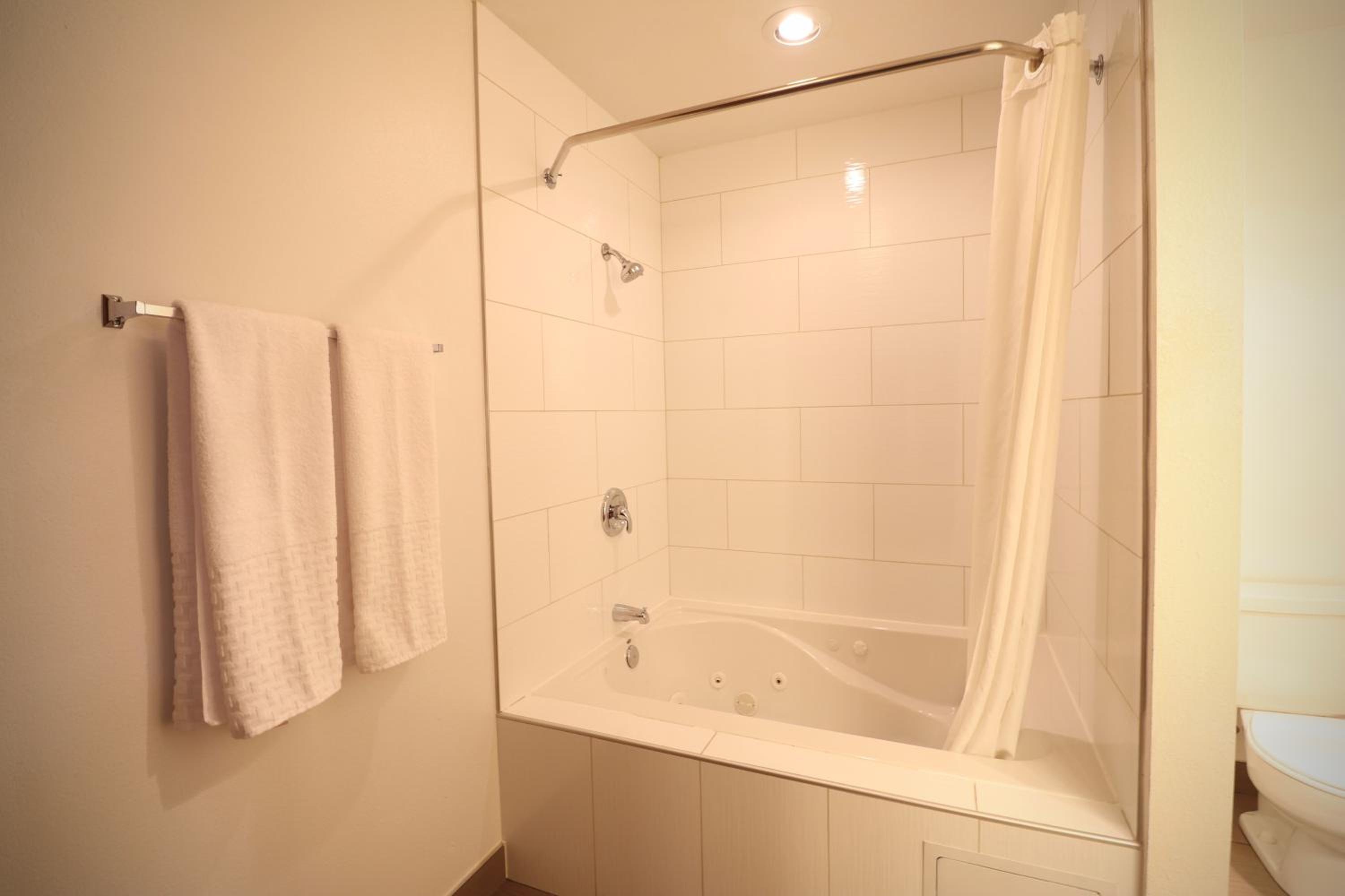 King Room with Hot Tub - Non-Smoking - Photo 2