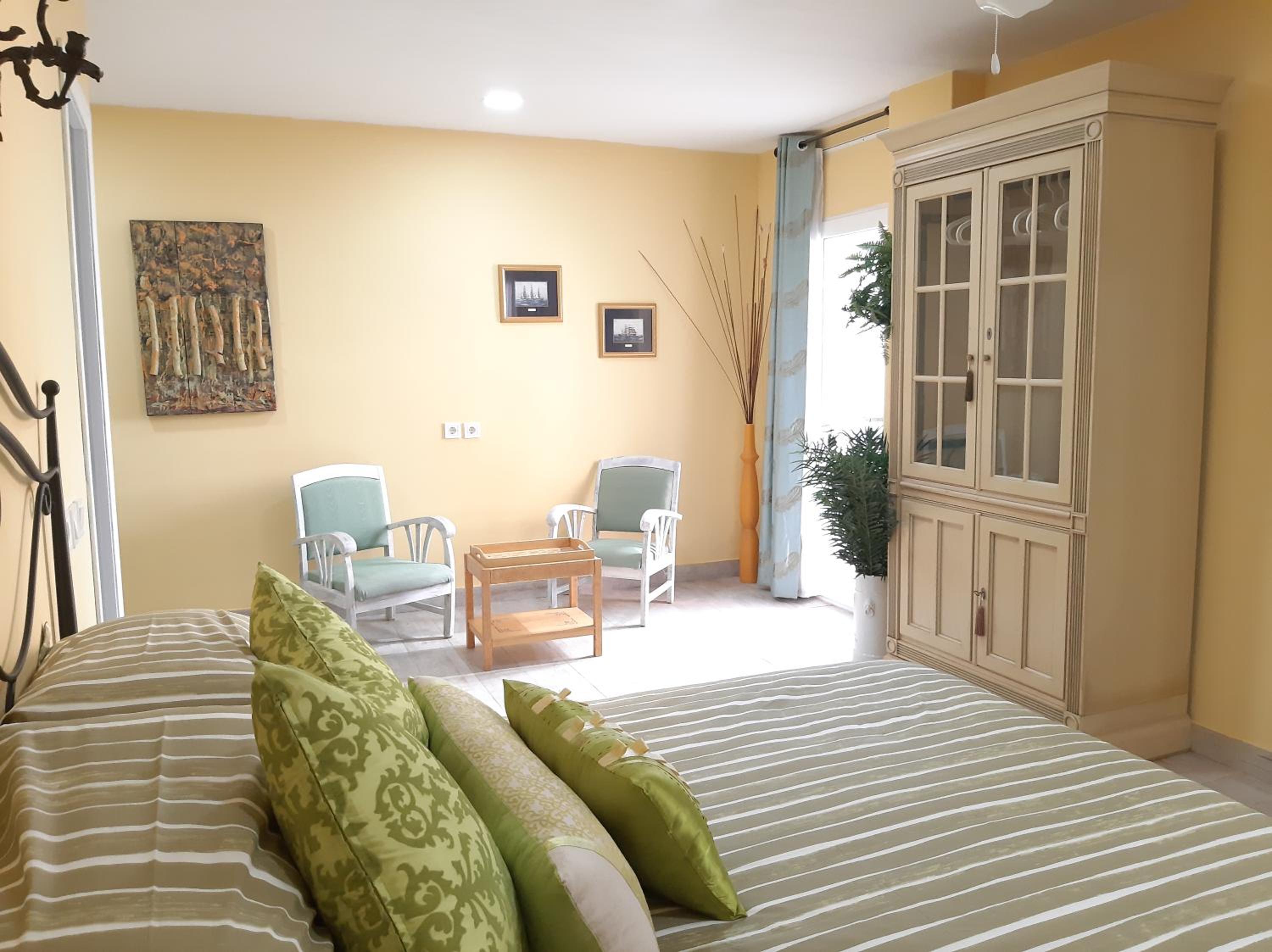 Double Room with Private Bathroom - Photo 2