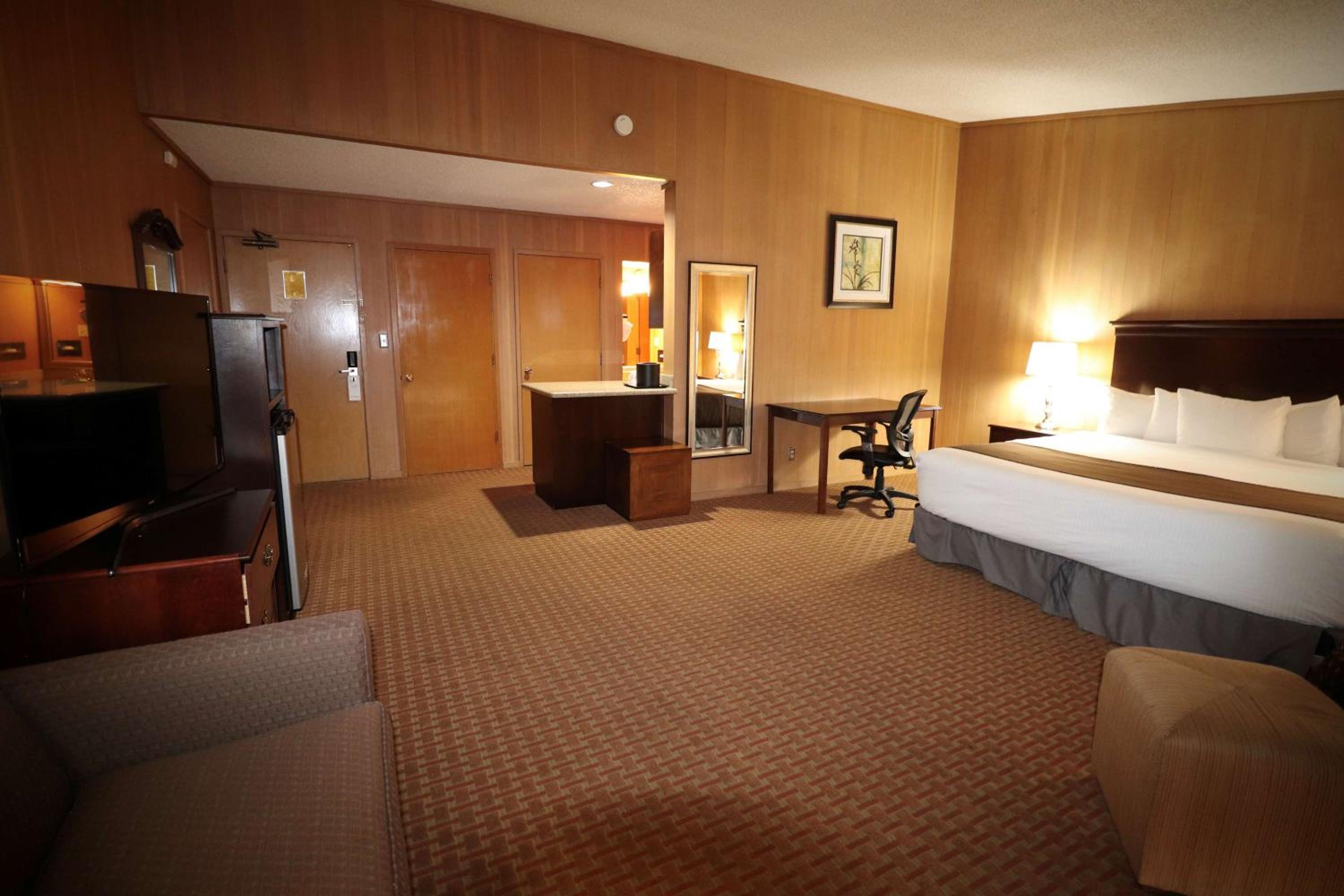 King Room with Kitchenette - Non-Smoking photo 3