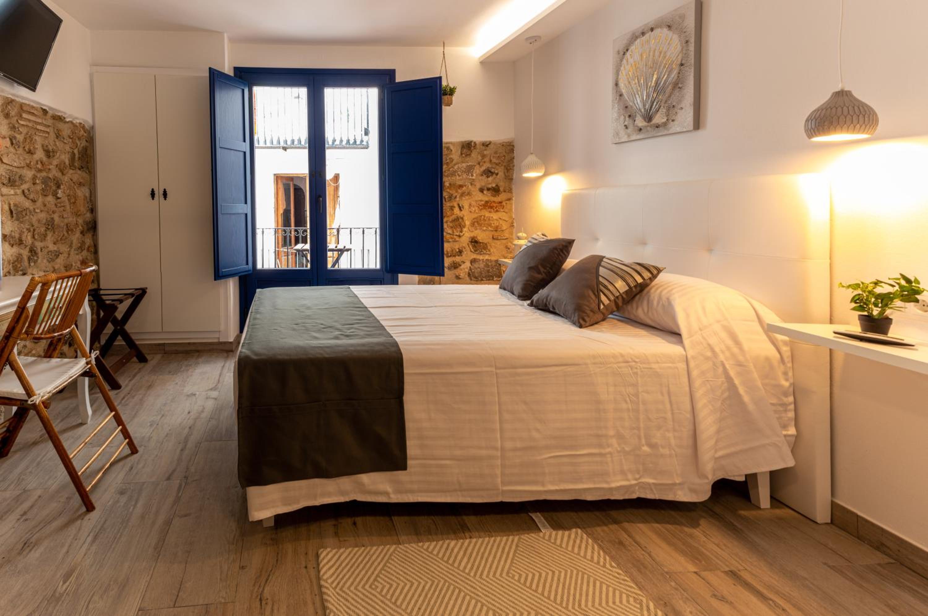 Deluxe Double Room with Balcony photo 2