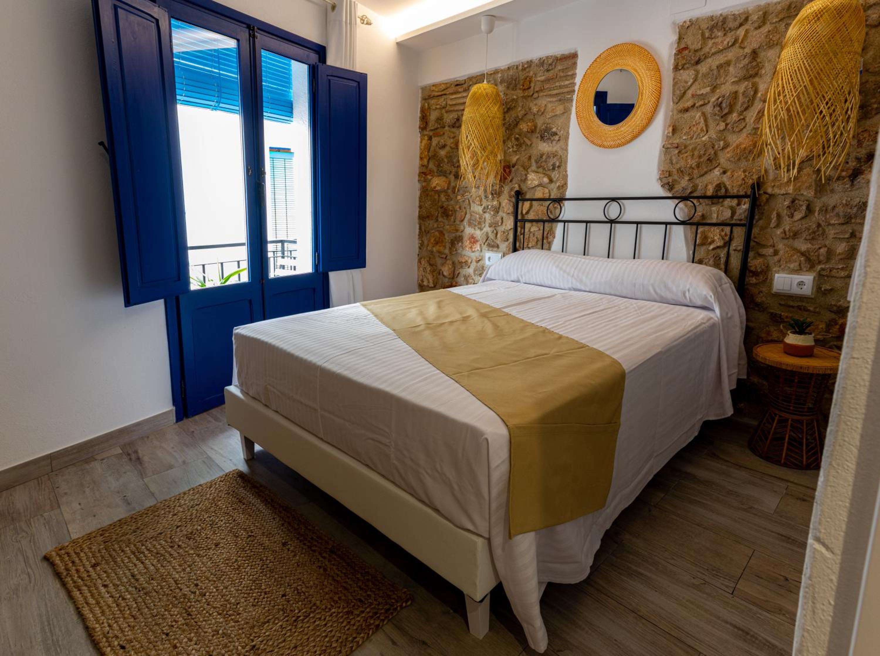 Double Room with Balcony - Photo 4