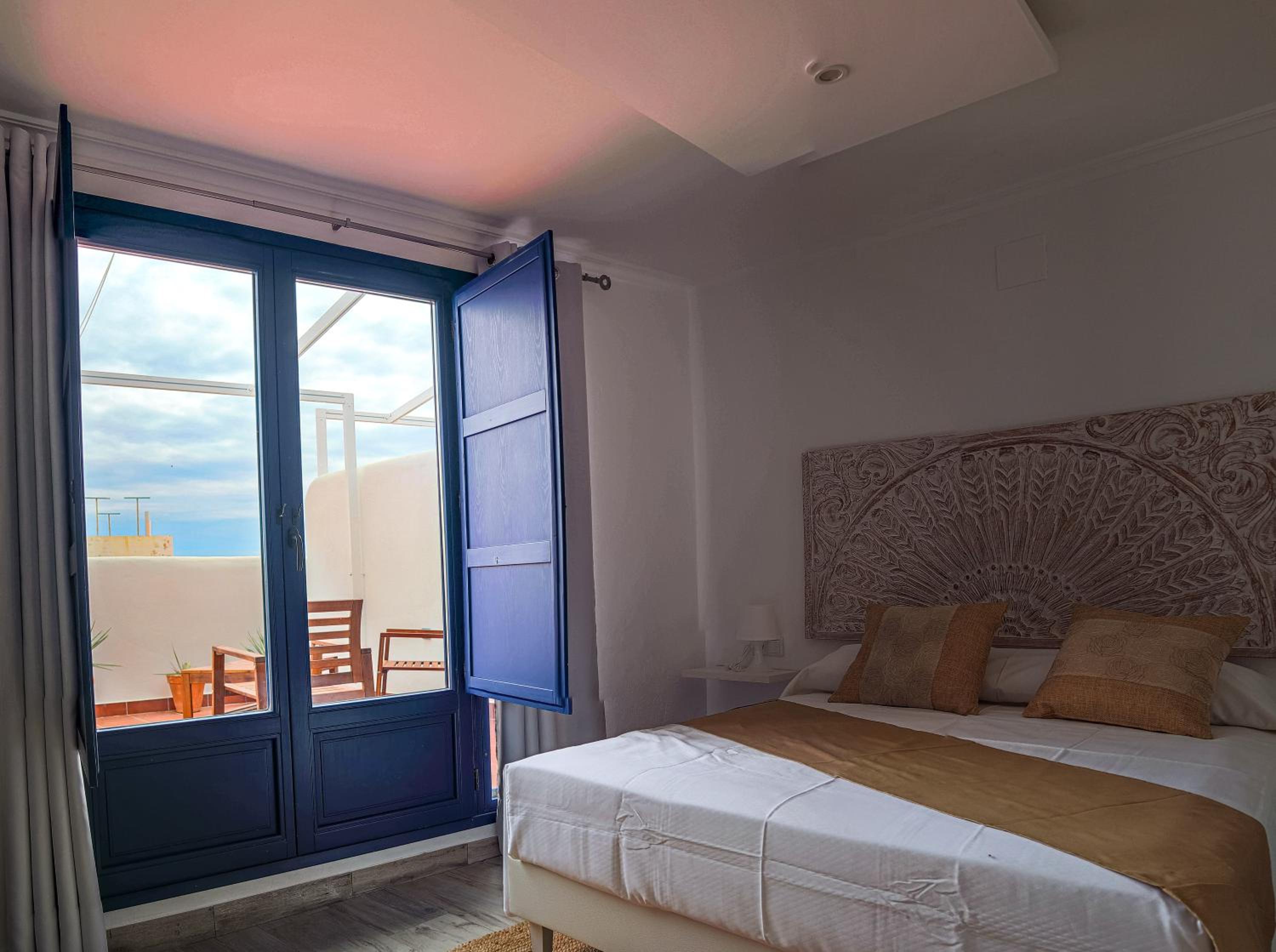 Deluxe Double Room with Sea View - Photo 6