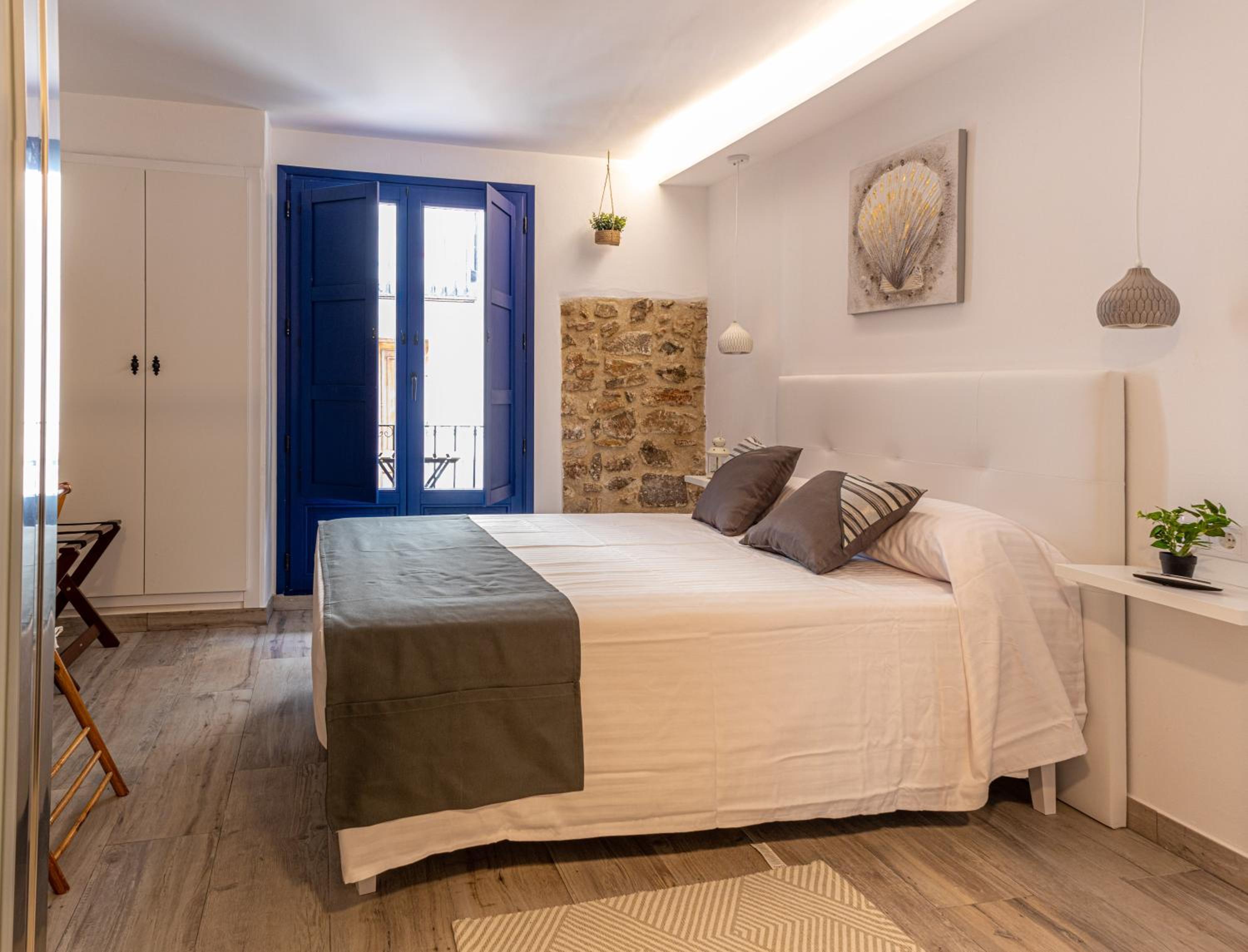 Deluxe Double Room with Balcony - Photo 3