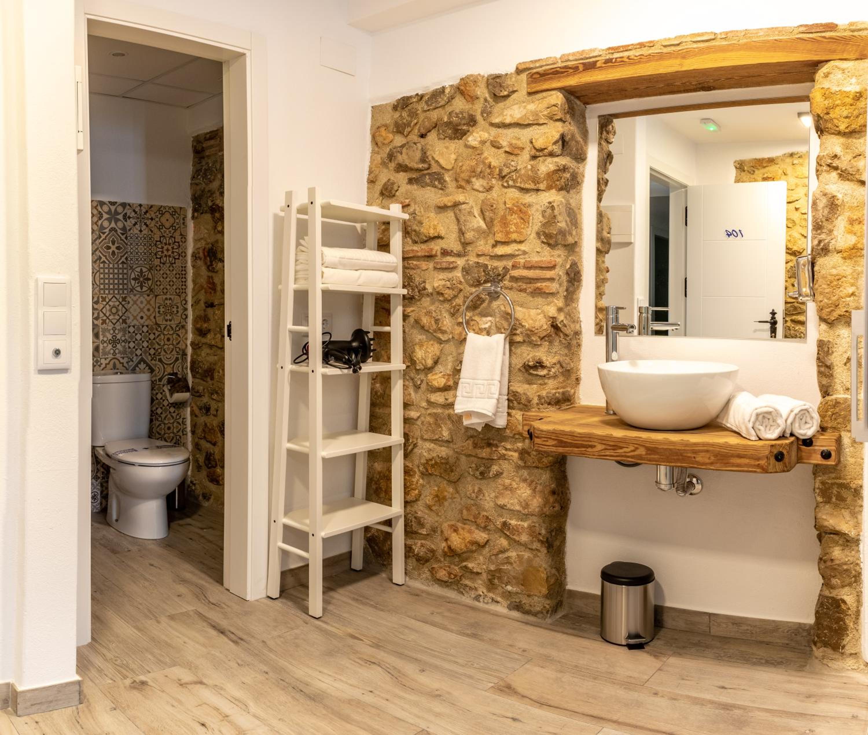 Deluxe Double Room with Balcony - Photo 4