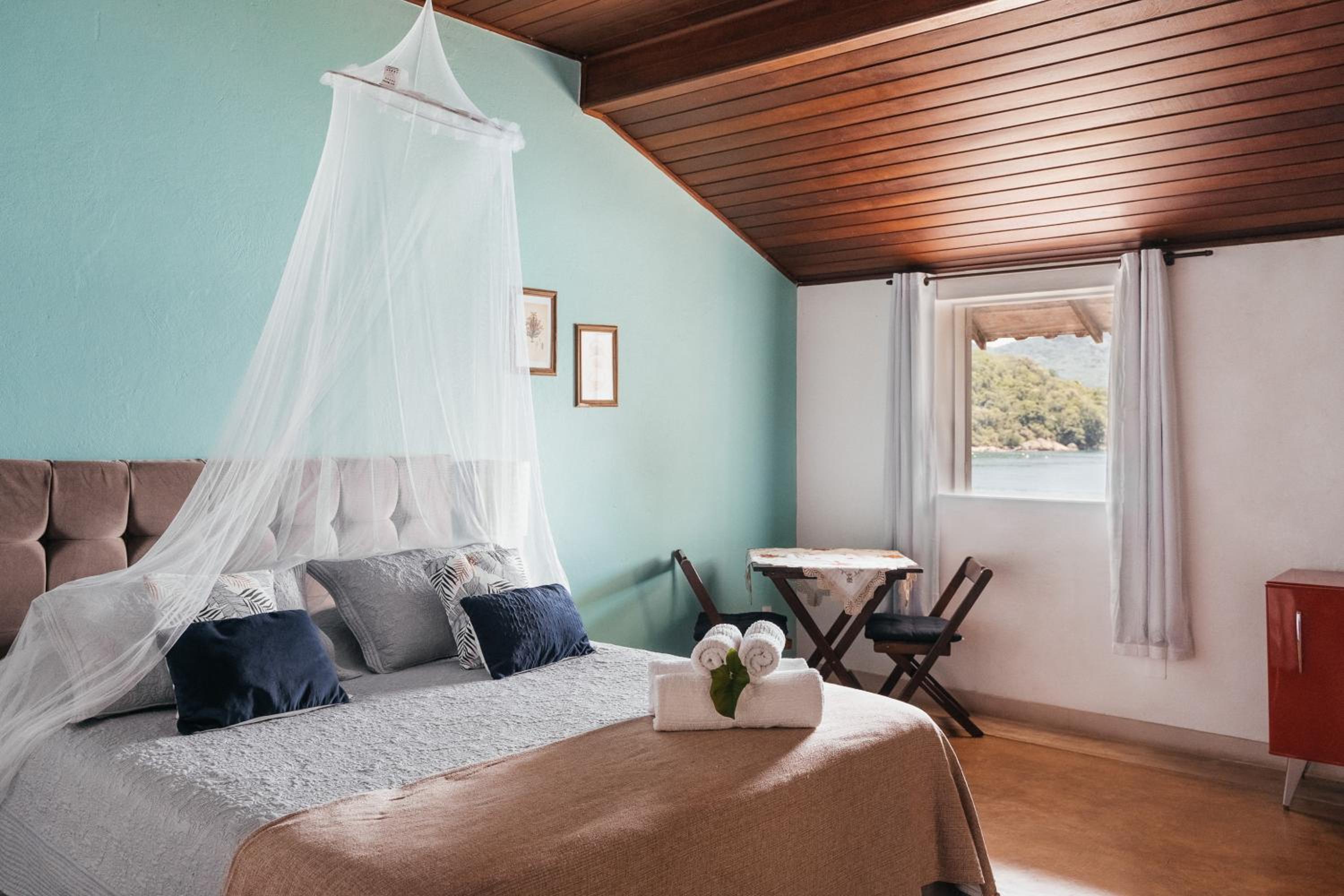 Deluxe Beachfront Suite