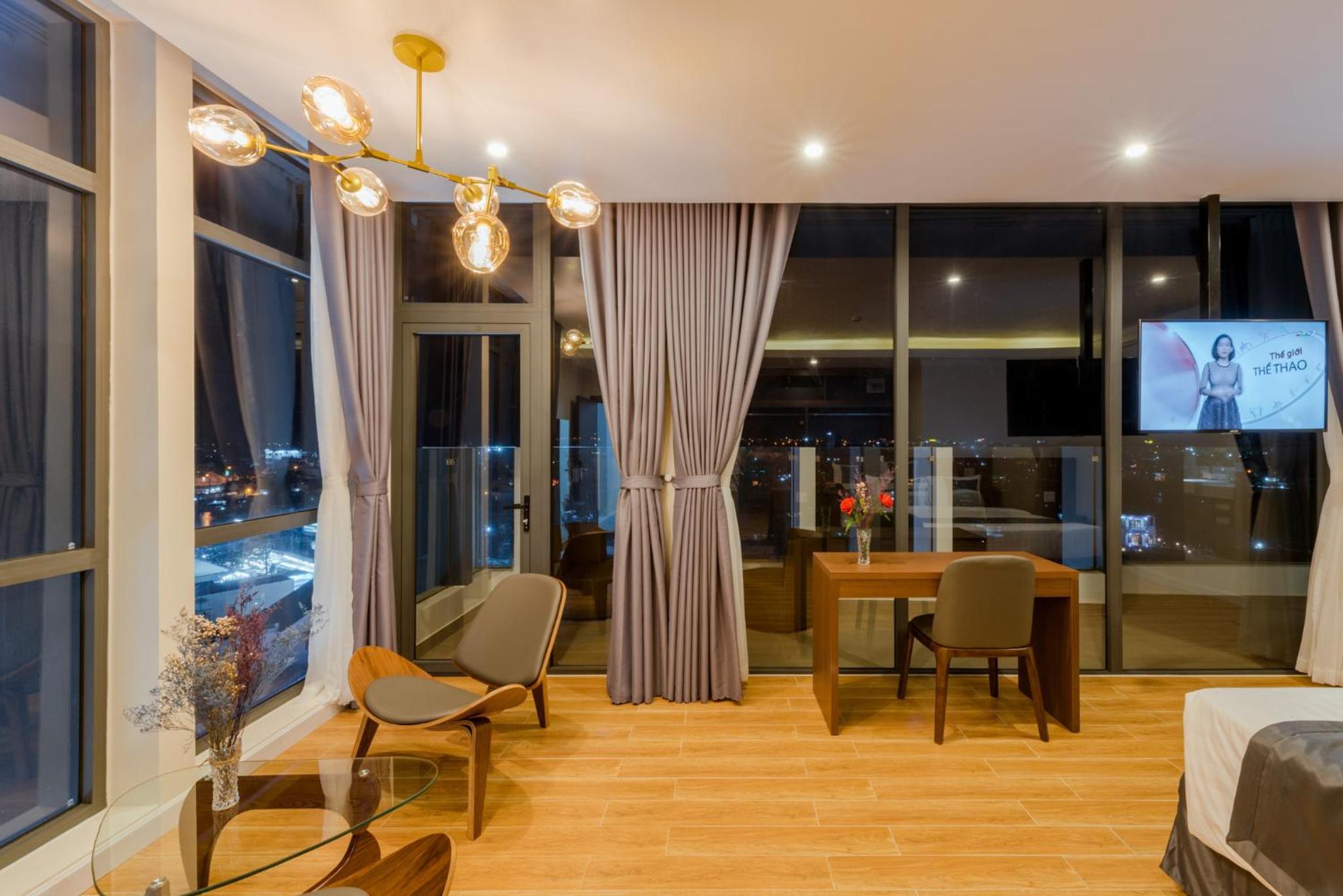 Executive Suite - Photo 10