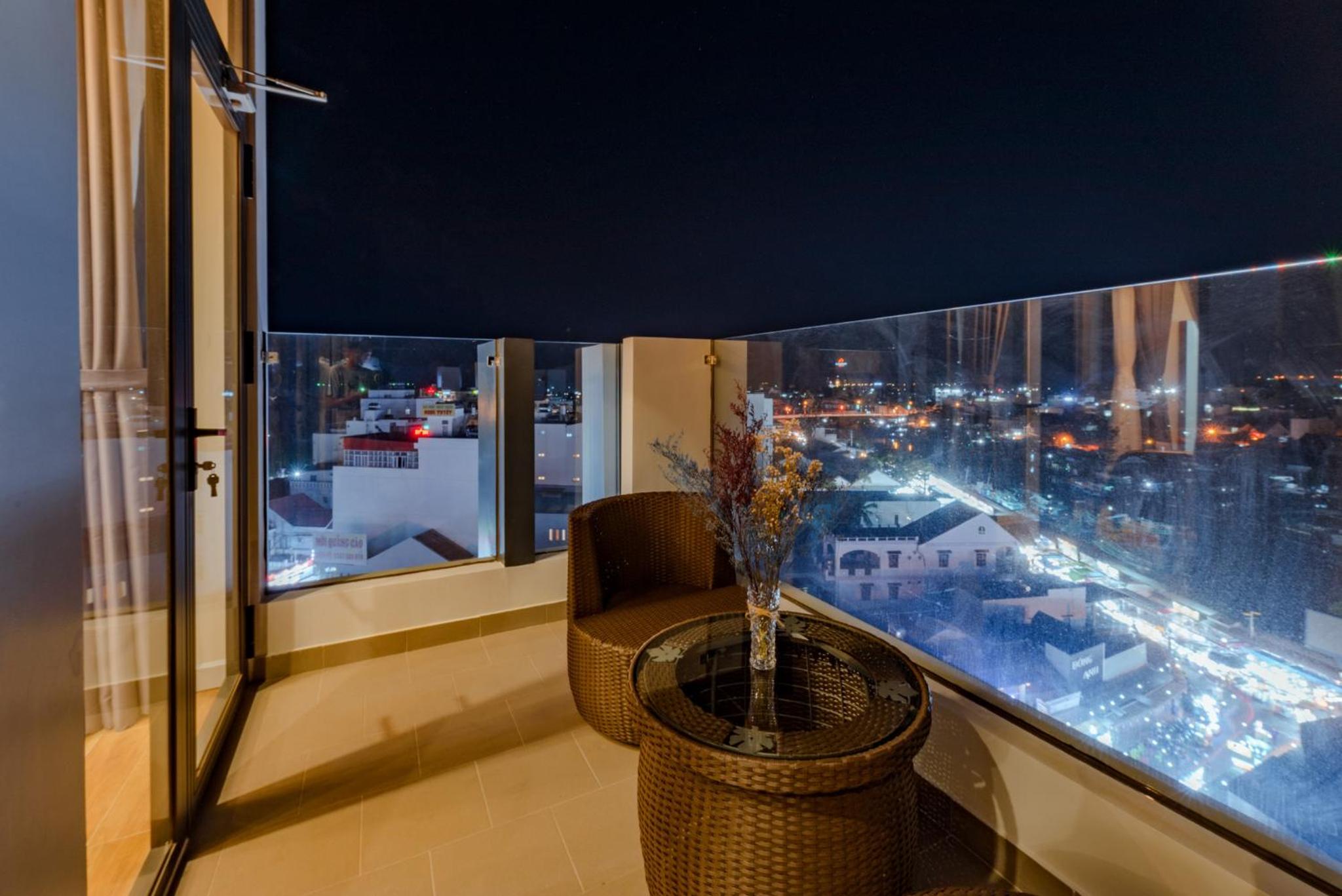 Executive Suite - Photo 9
