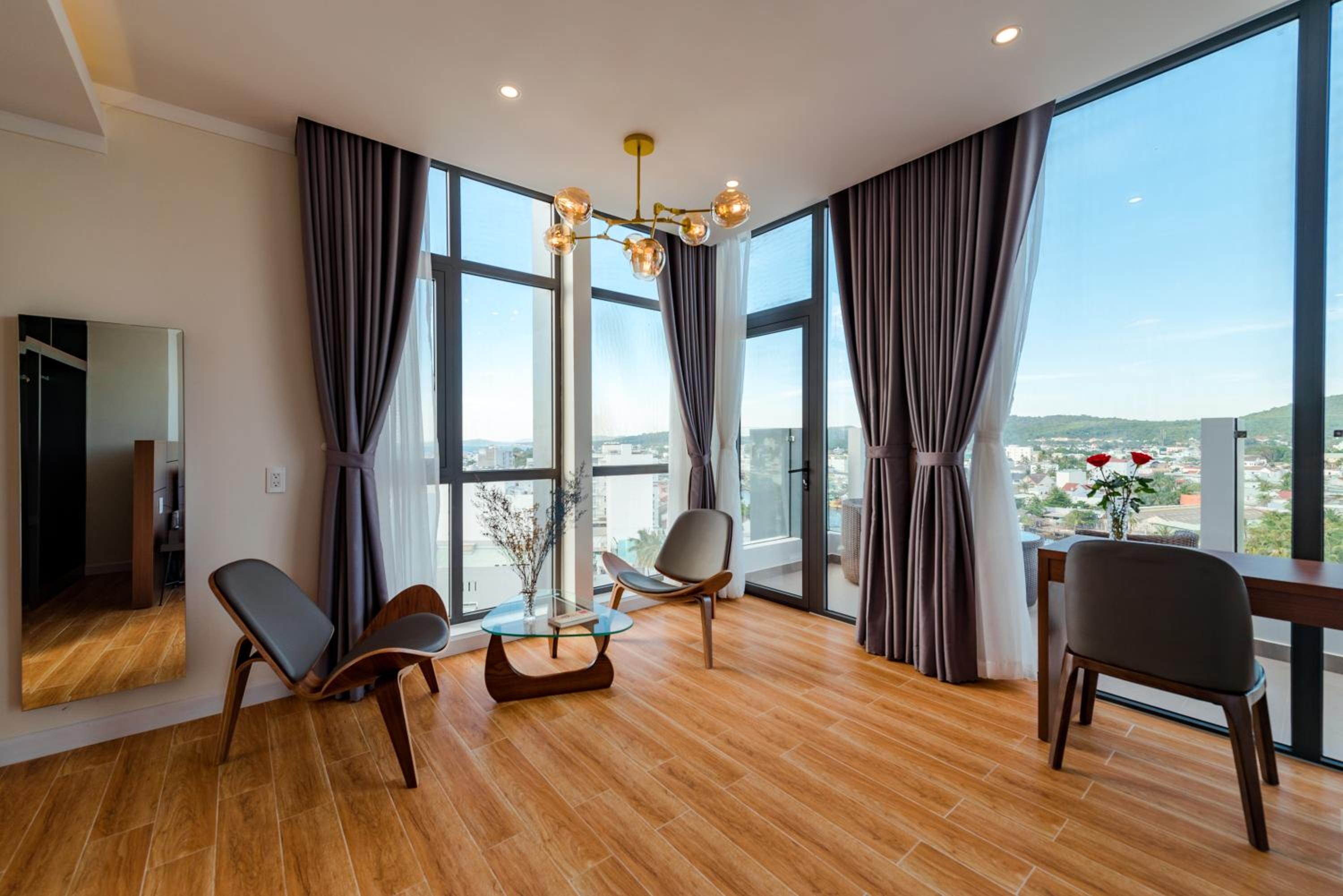 Executive Suite - Photo 1