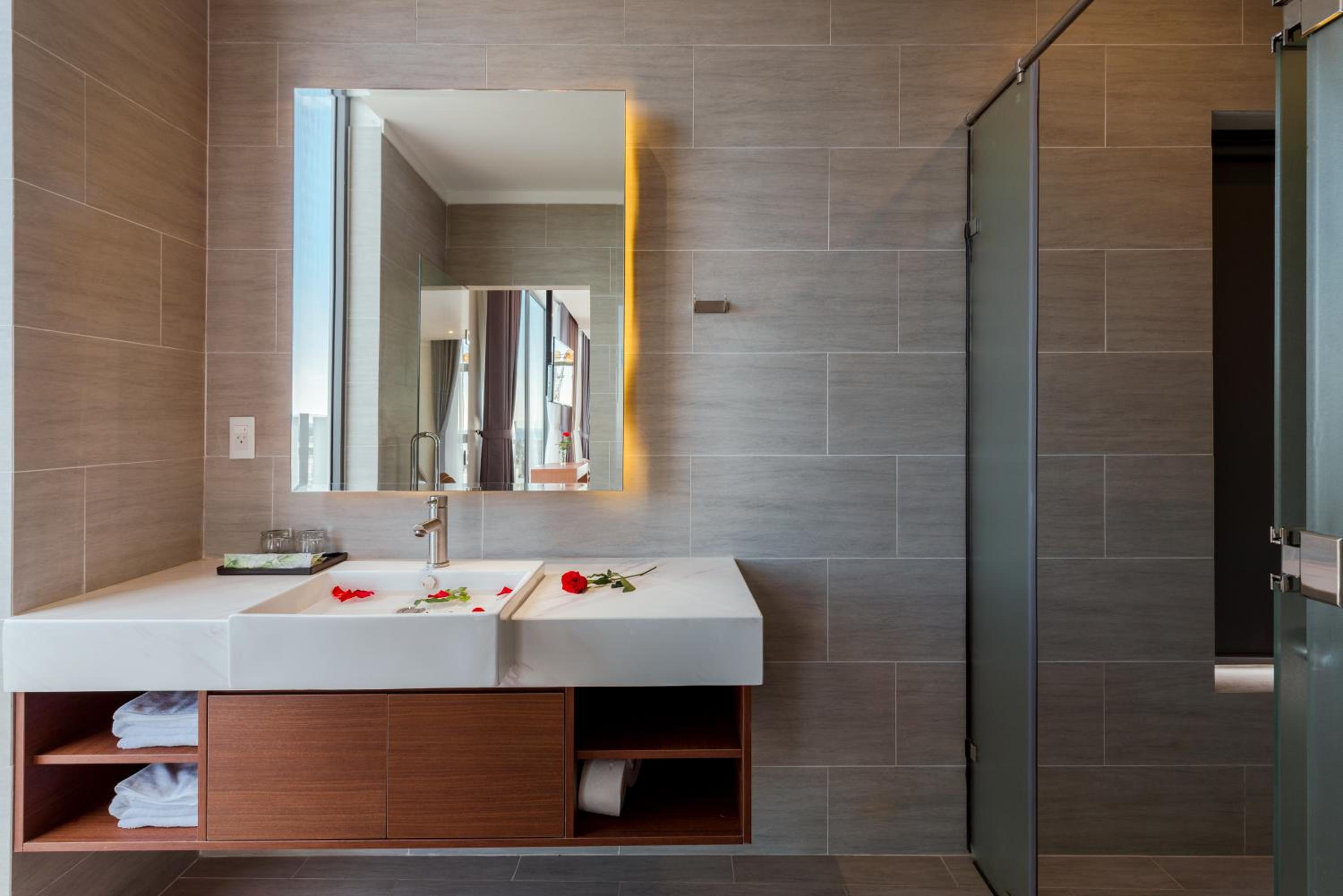 Executive Suite - Photo 16