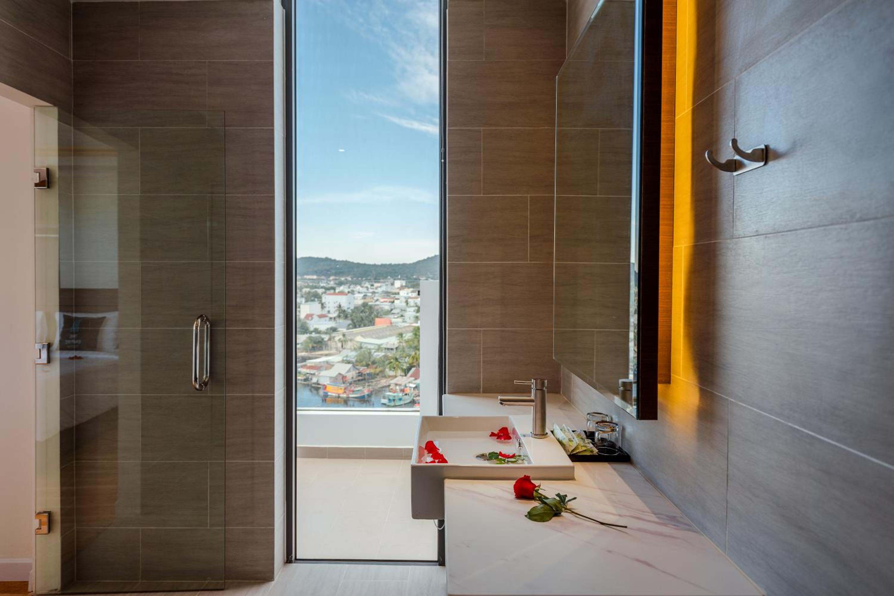 Executive Suite - Photo 15
