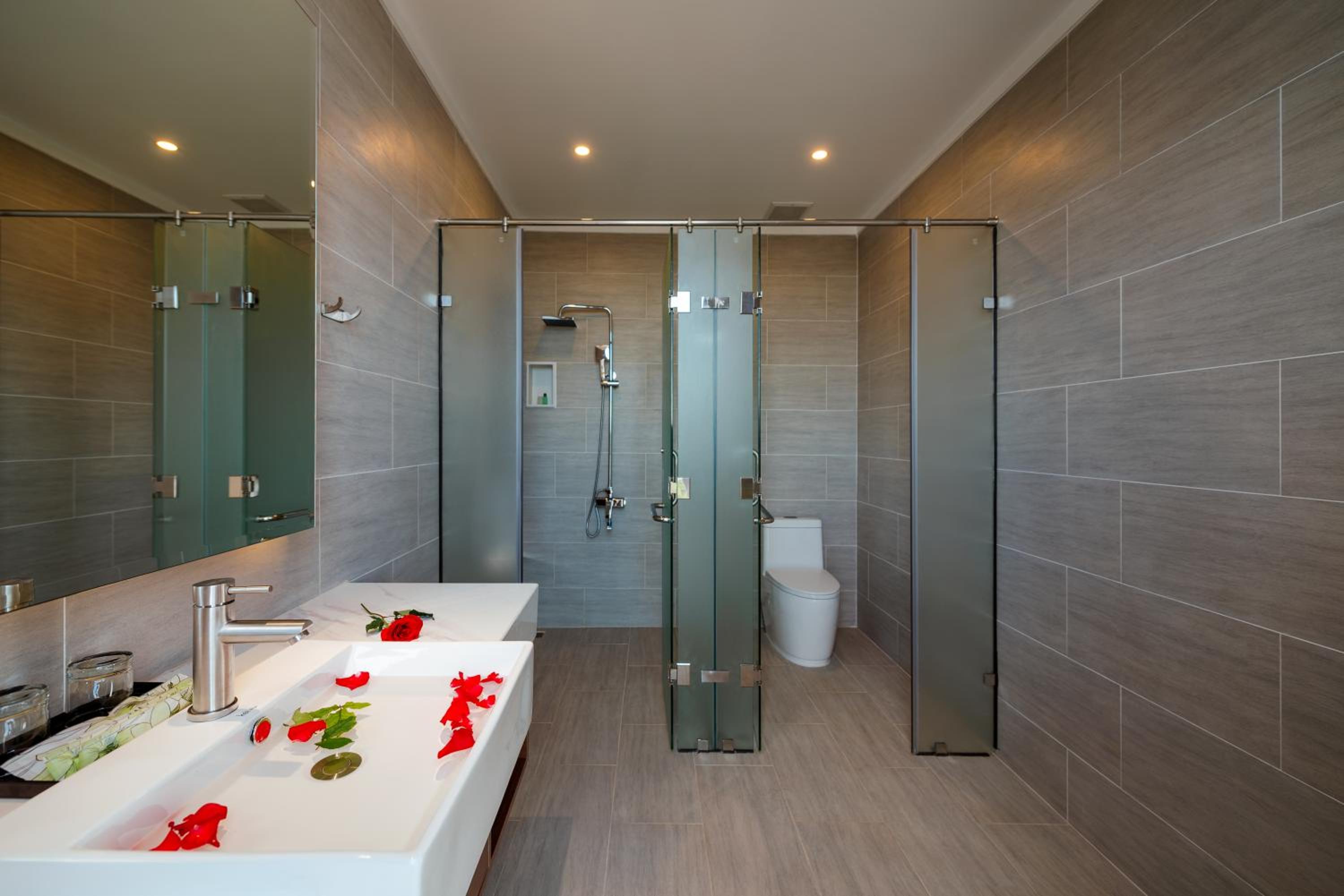 Executive Suite - Photo 14