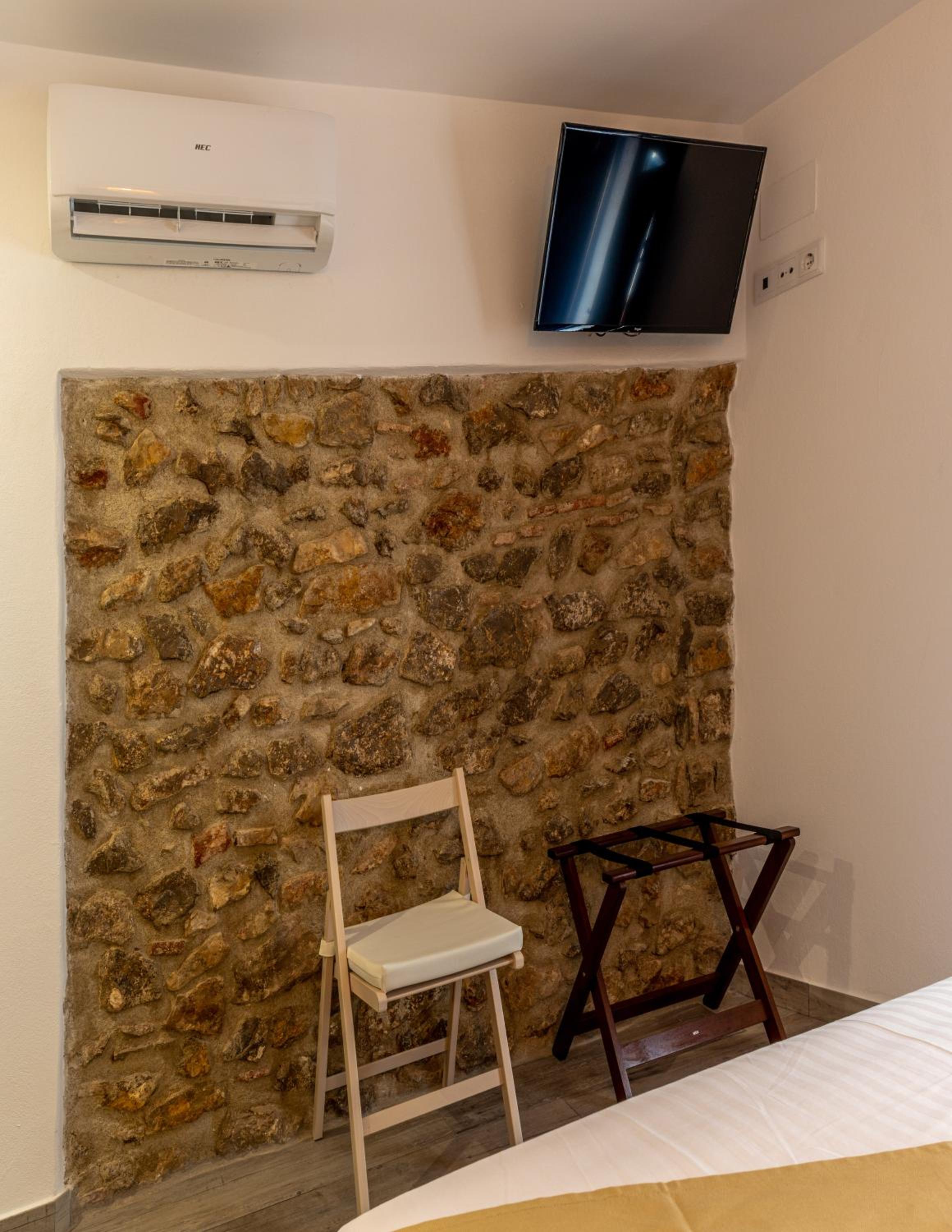 Double Room with Balcony - Photo 2