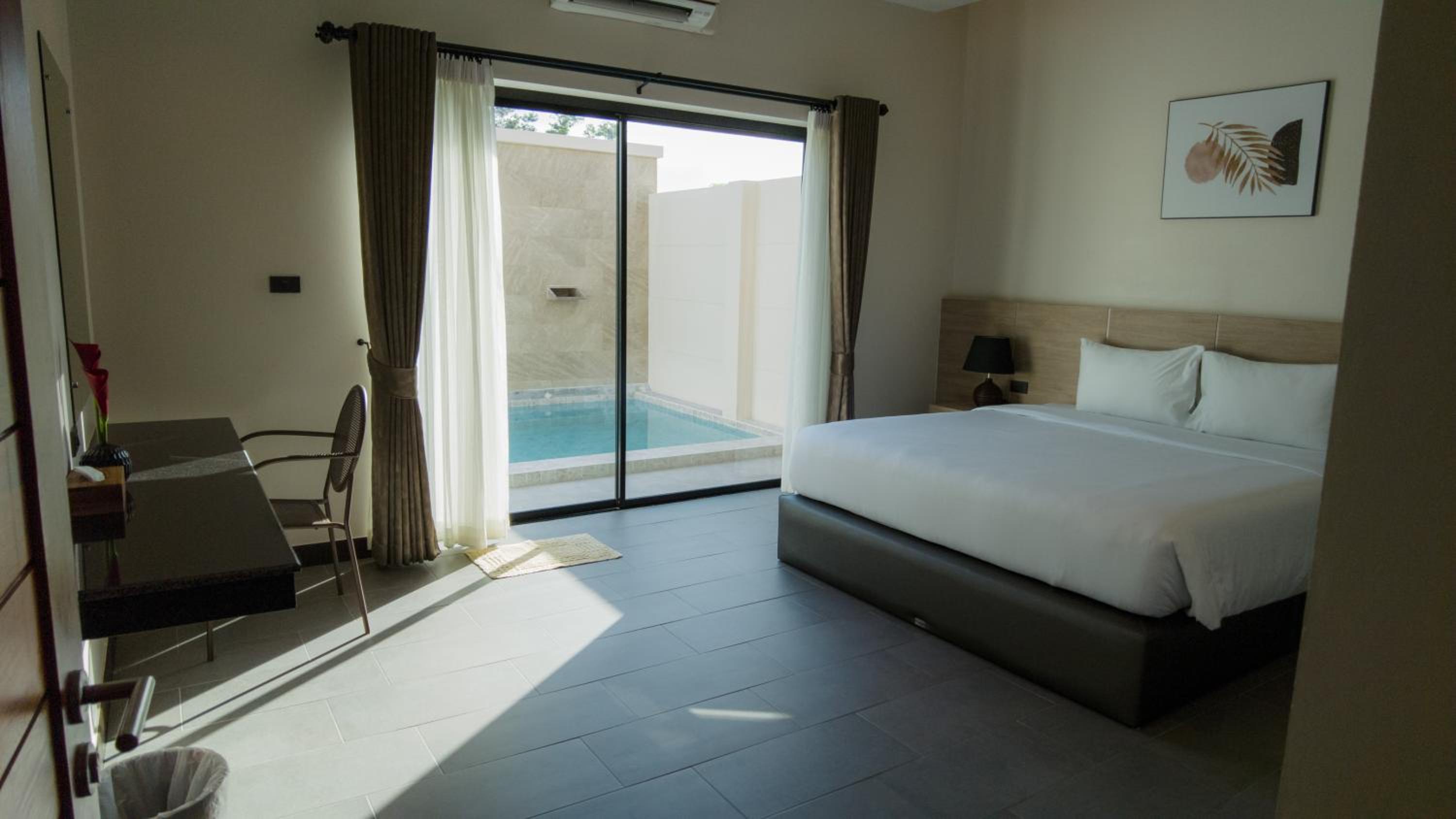 Villa with Private Pool - Photo 11