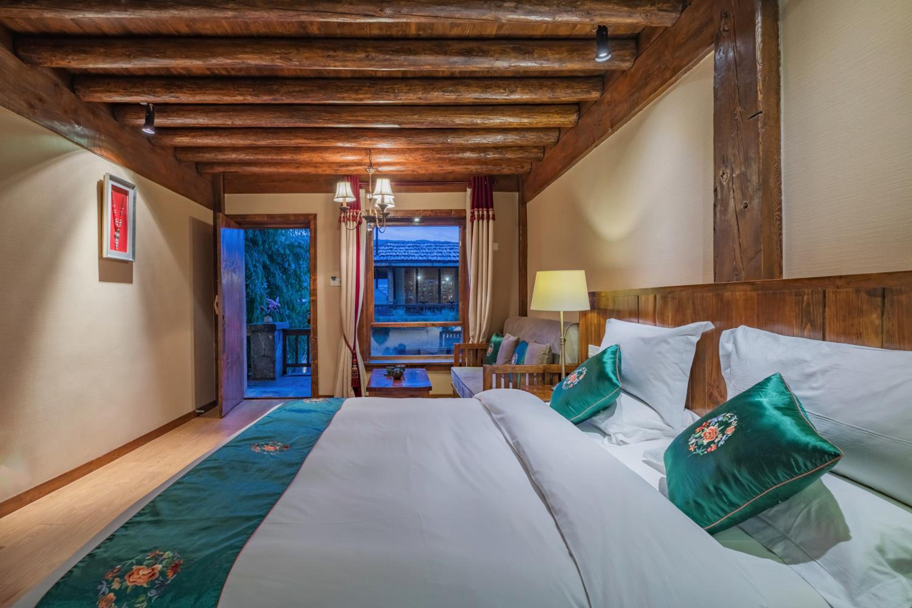 Deluxe Queen Room