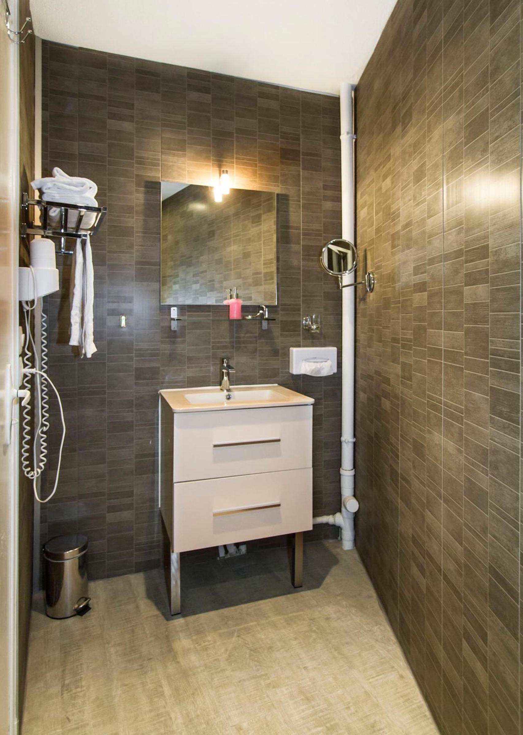 Superior One-Bedroom Apartment - Photo 10