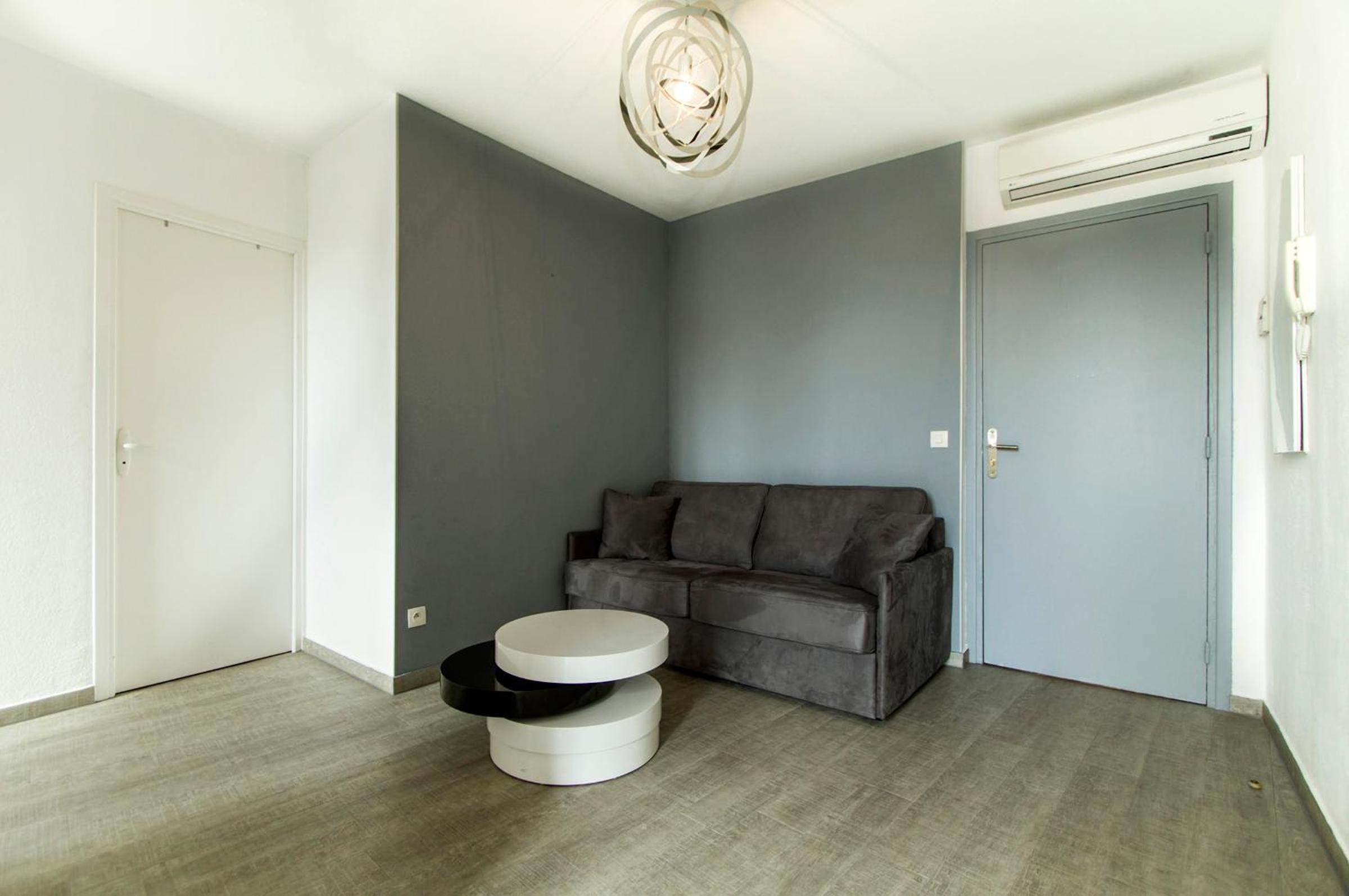Superior One-Bedroom Apartment - Photo 4
