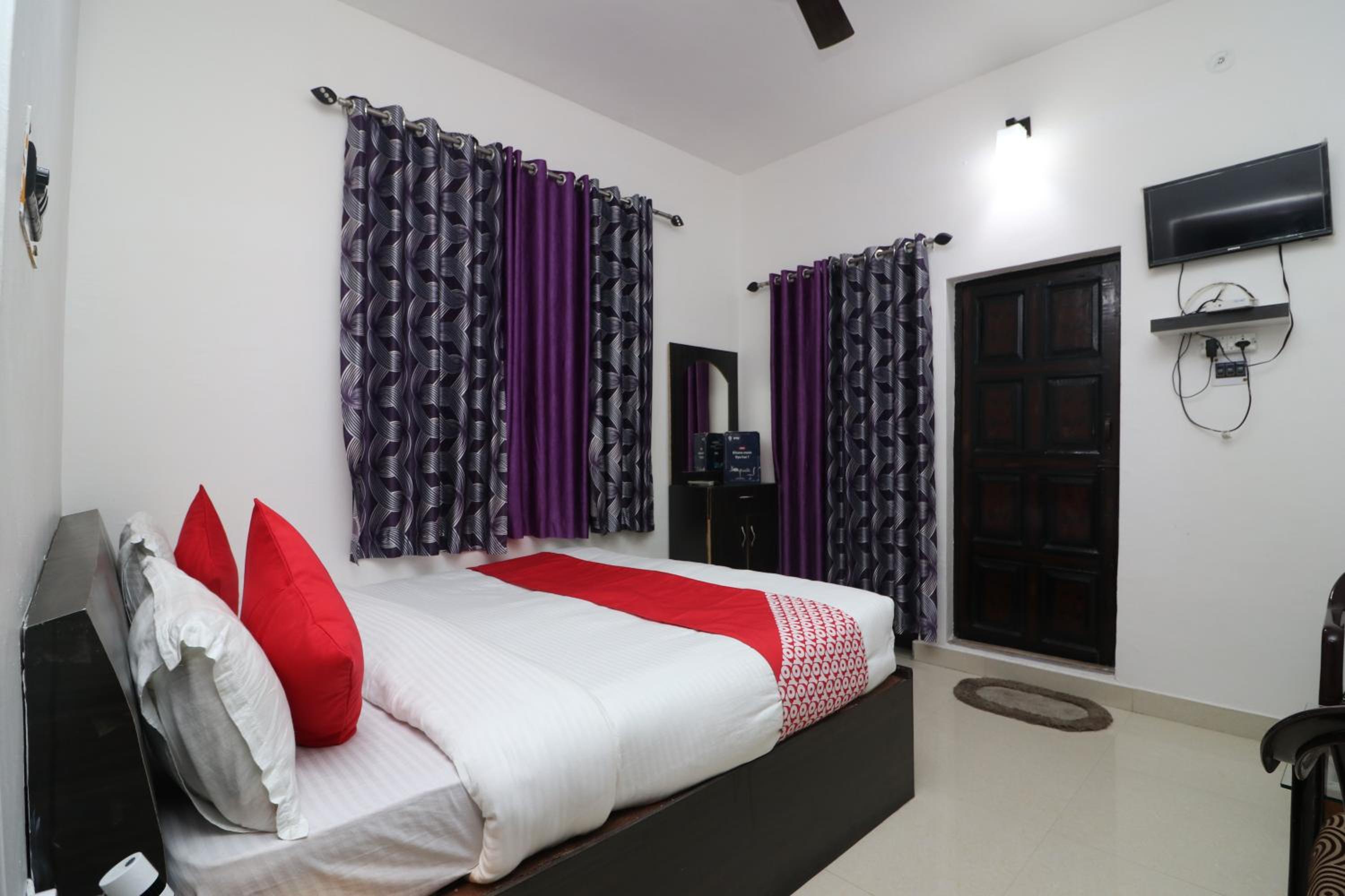 Deluxe Double Room (2 Adults + 1 Child) photo 1