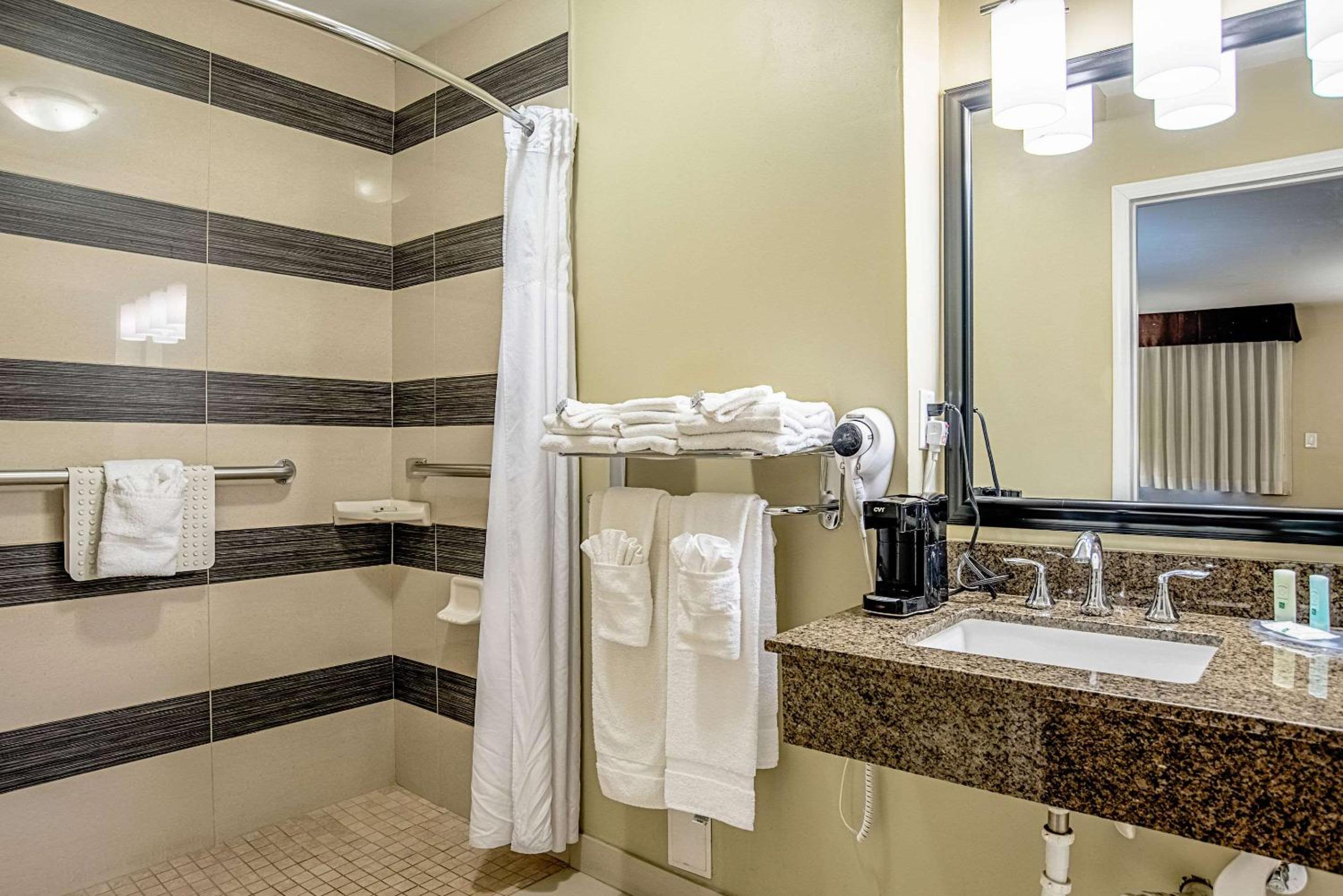 Queen Suite with Two Queen Beds - Accessible/Non-Smoking