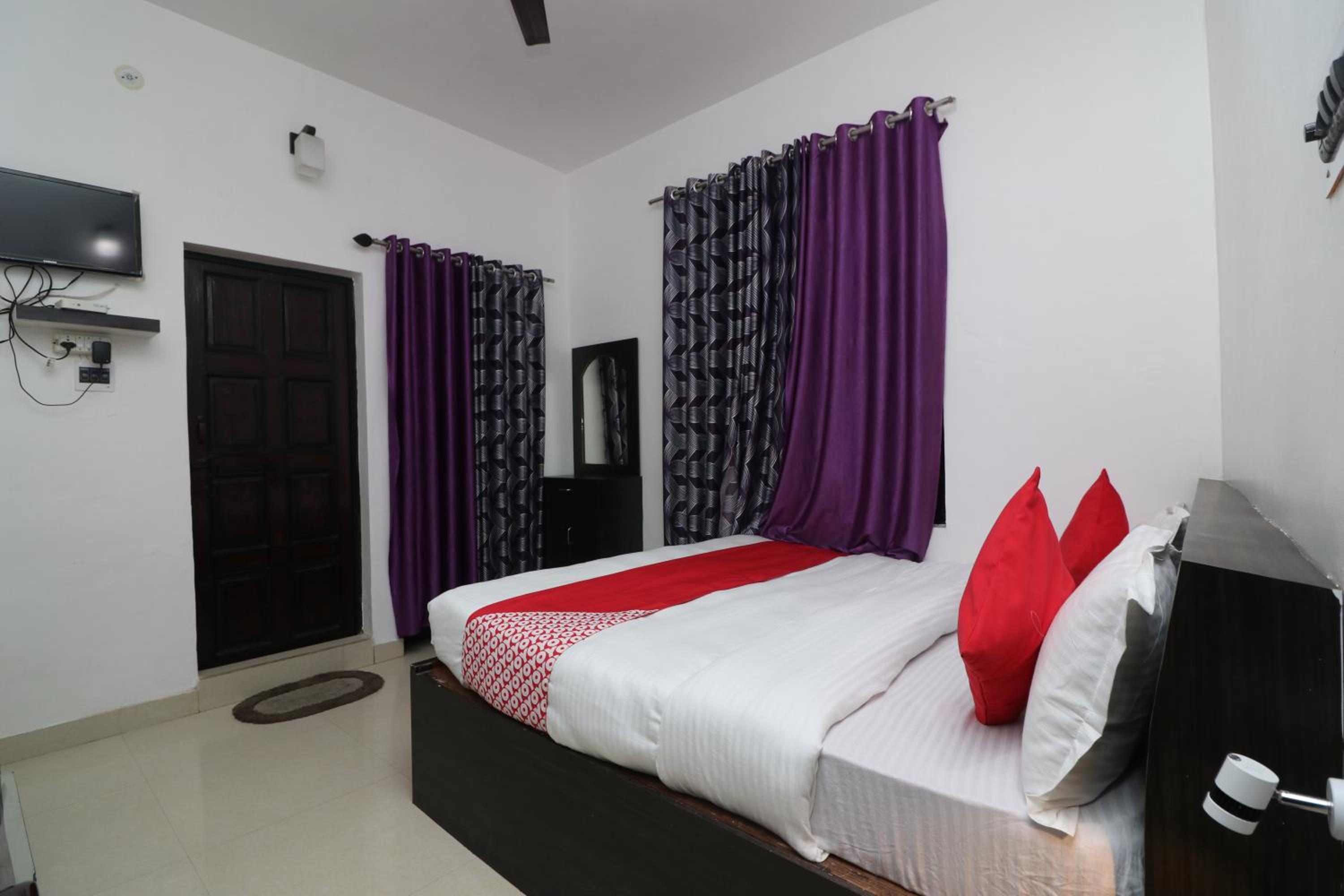 Deluxe Double Room (2 Adults + 1 Child) photo 3