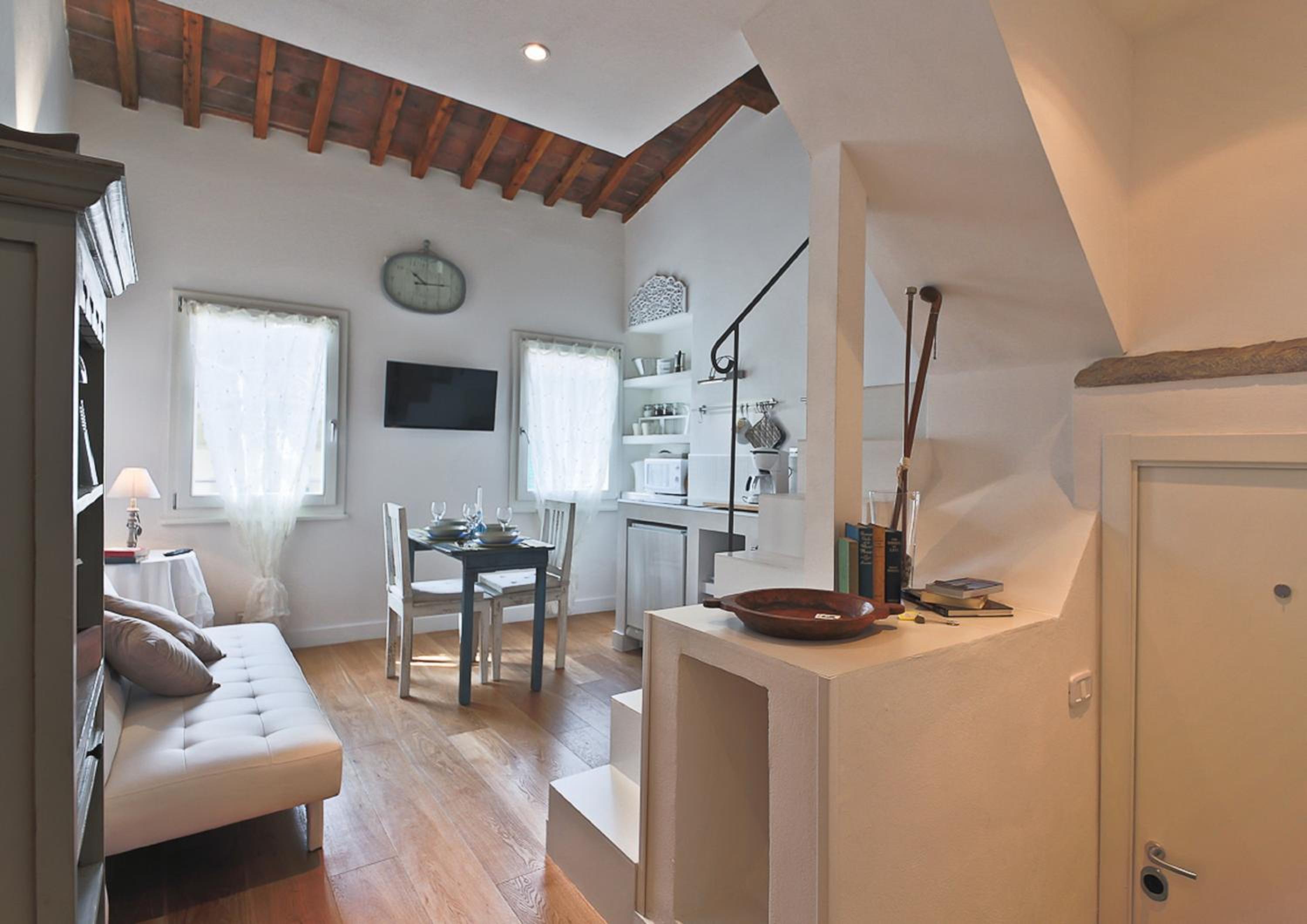 Two-Bedroom Apartment - Split Level - Via Faenza 10