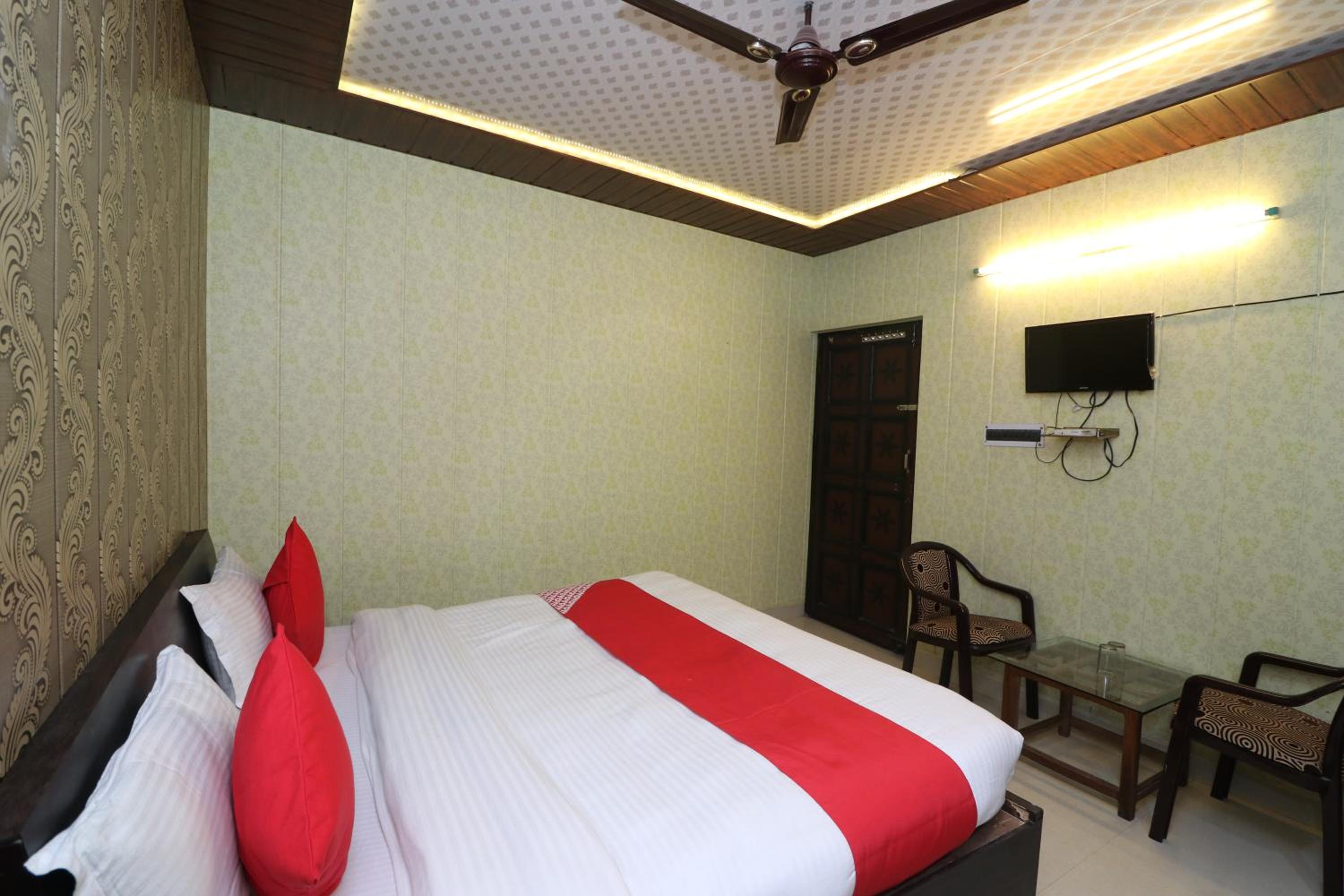 Deluxe Double Room (2 Adults + 1 Child) photo 2