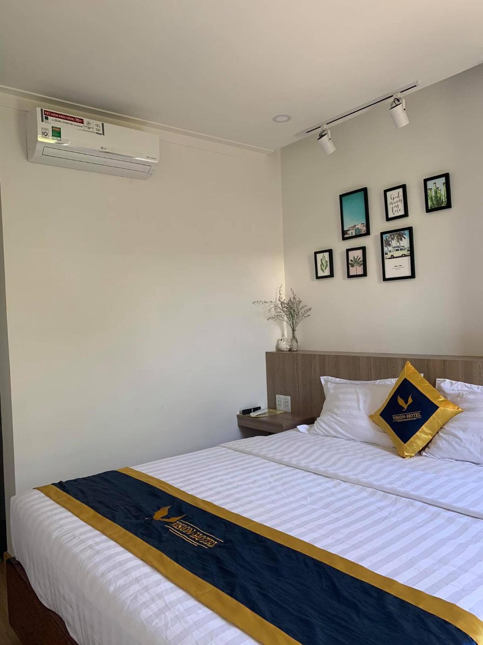 Deluxe Room (2 Adults + 1 Child) - Photo 2