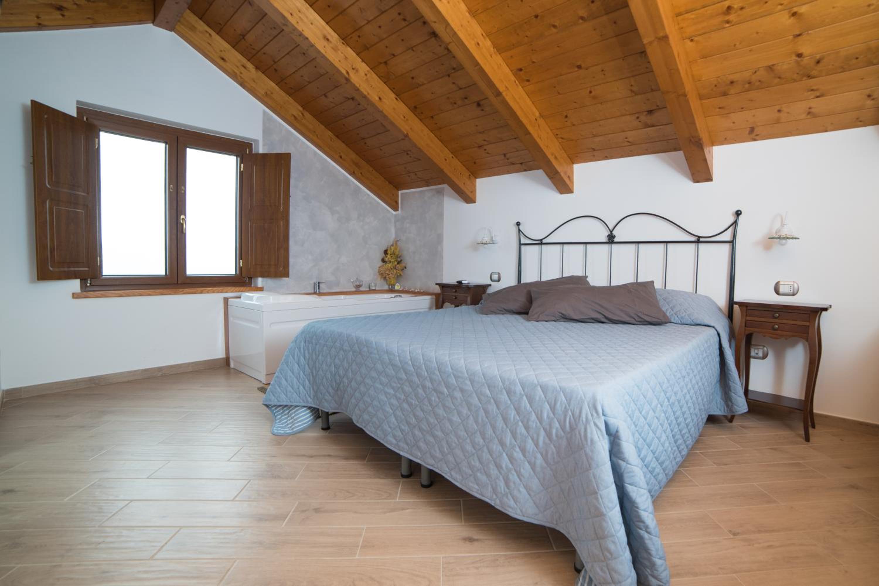 Double Room with Spa Bath - Photo 17