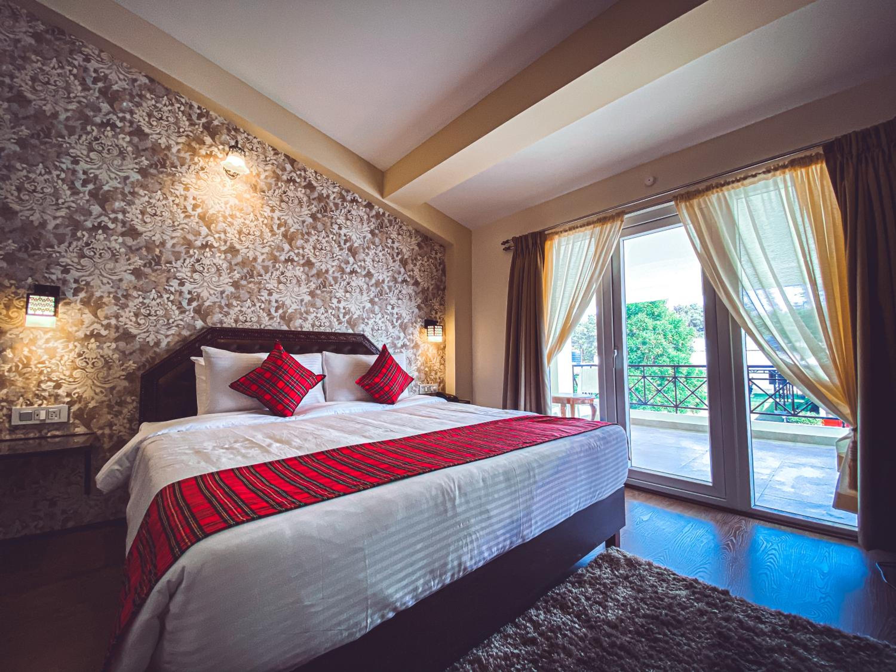 Deluxe Double Room with Balcony photo 2