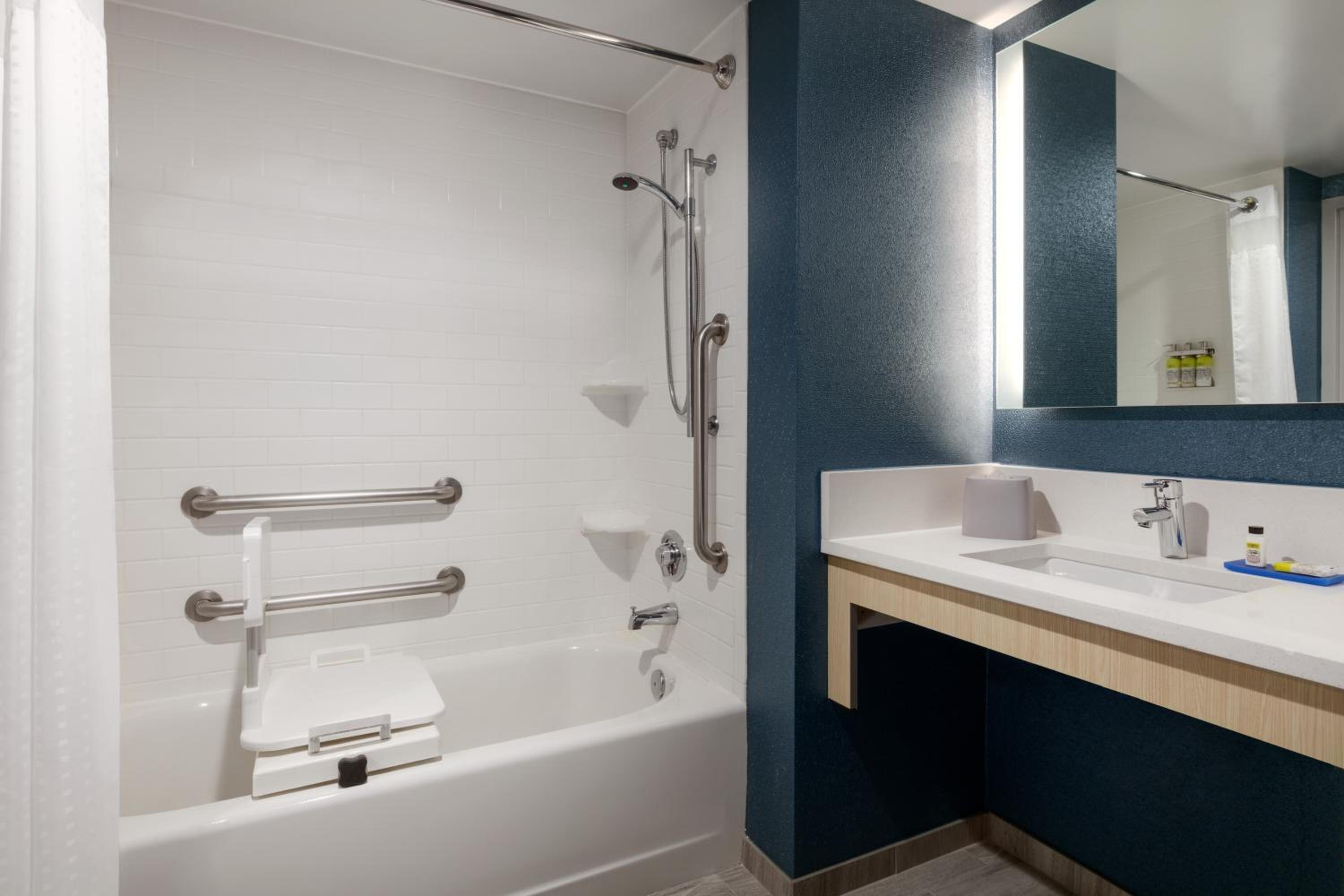 Queen Suite - Disability Access - Photo 20