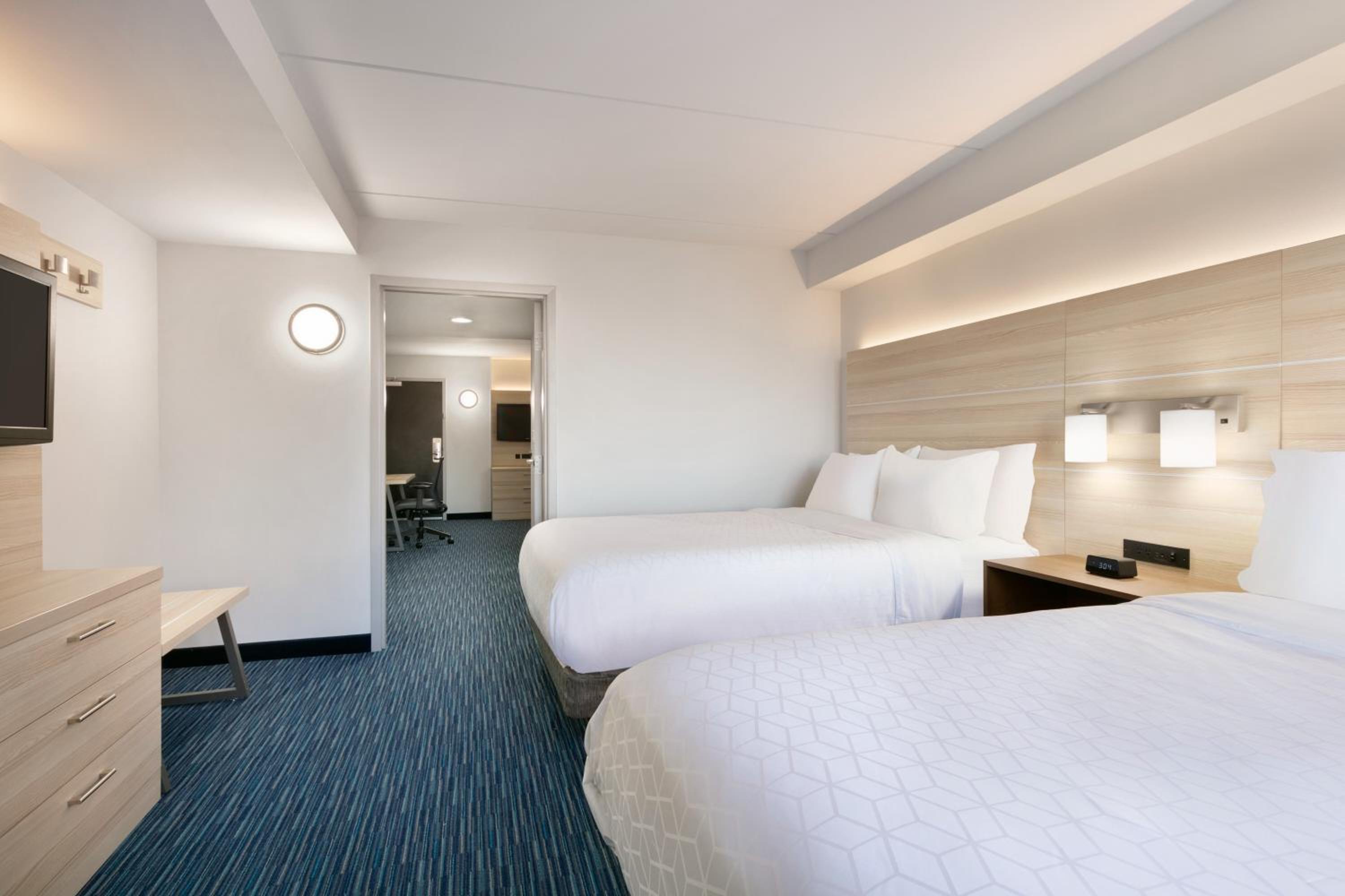 Suite with Two Queen Beds - Photo 21