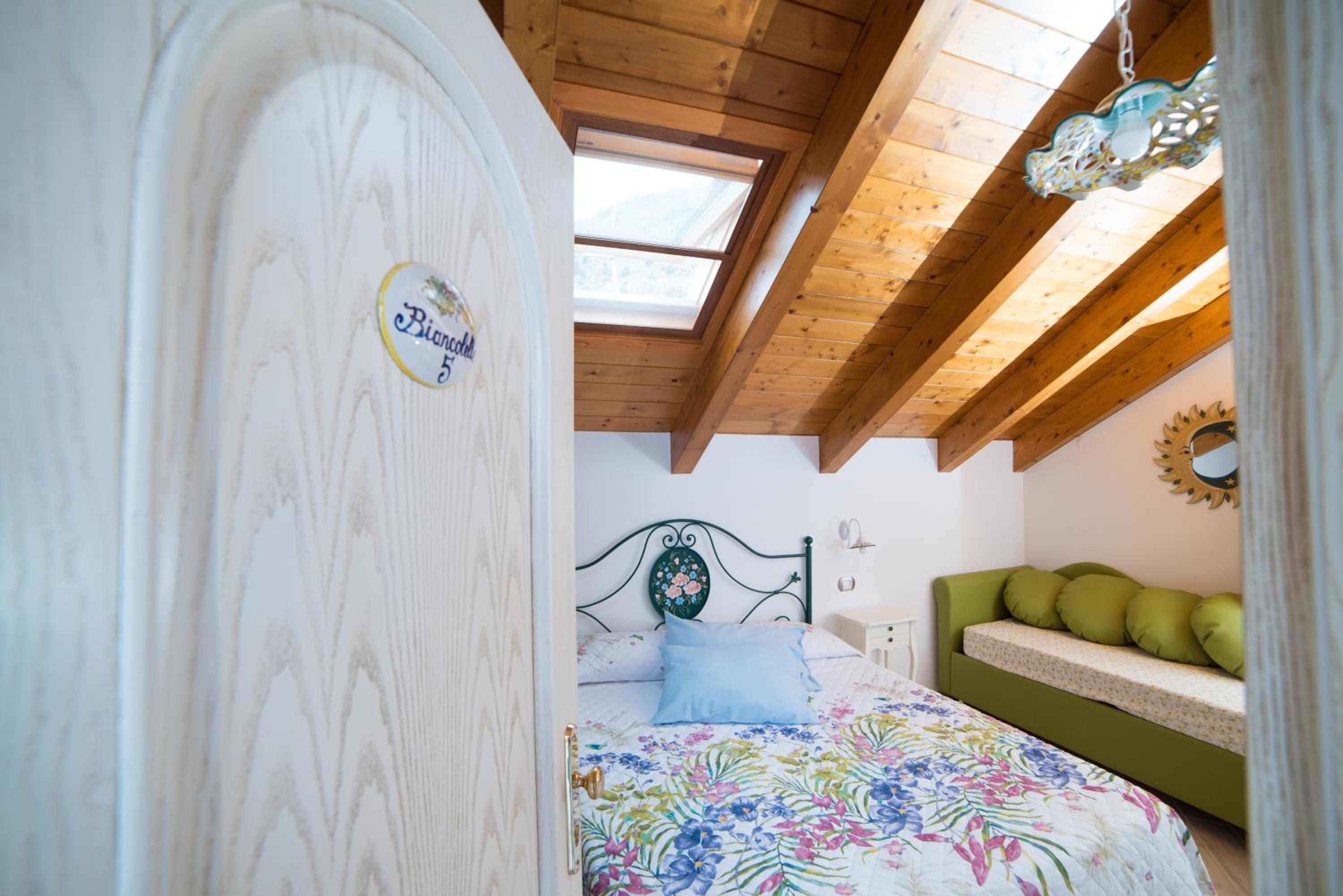 Deluxe Triple Room - Photo 9