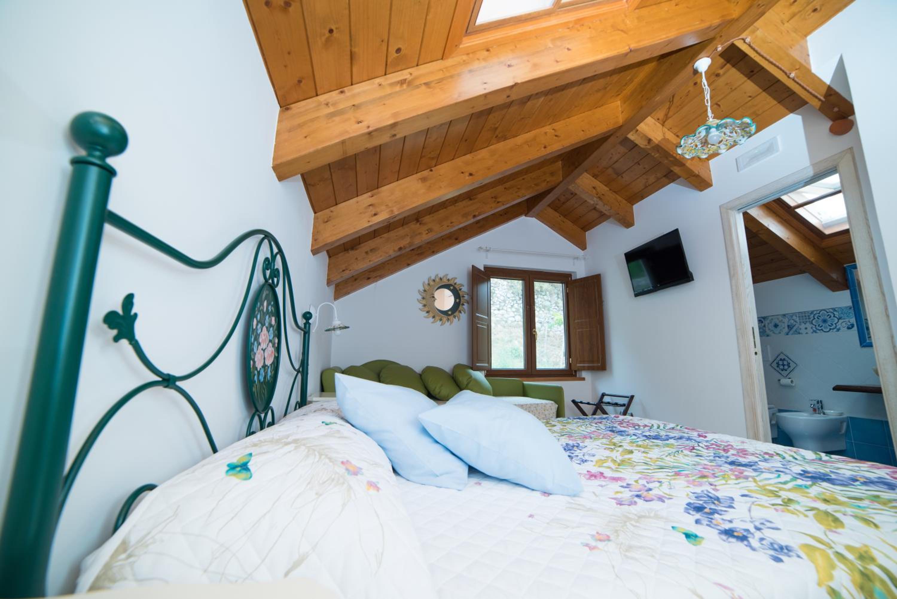 Deluxe Triple Room - Photo 10