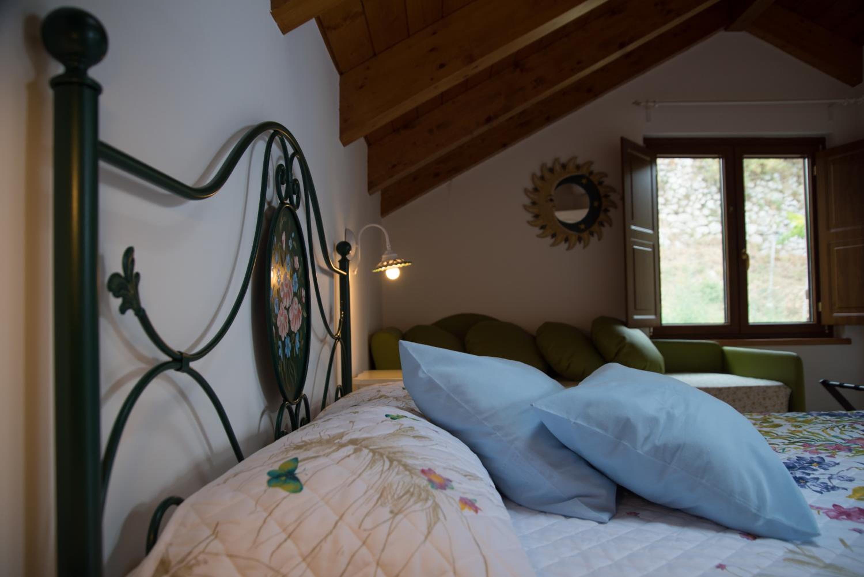 Deluxe Triple Room - Photo 11