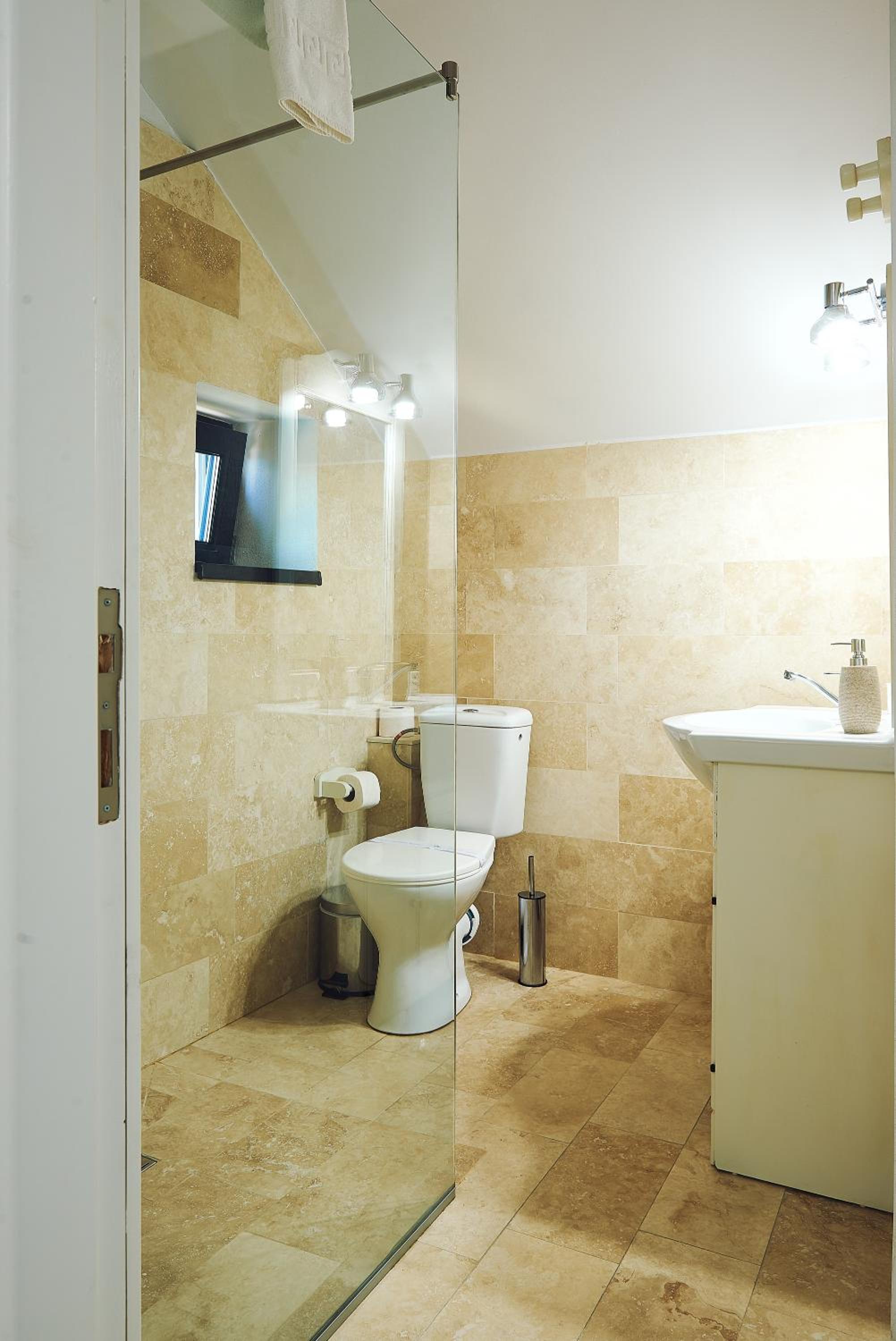 Standard King Room photo 3
