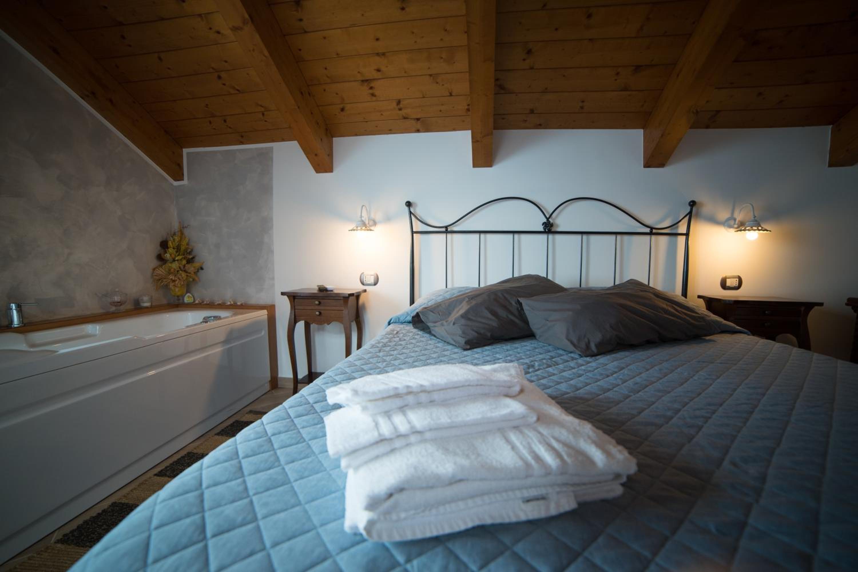 Double Room with Spa Bath - Photo 15