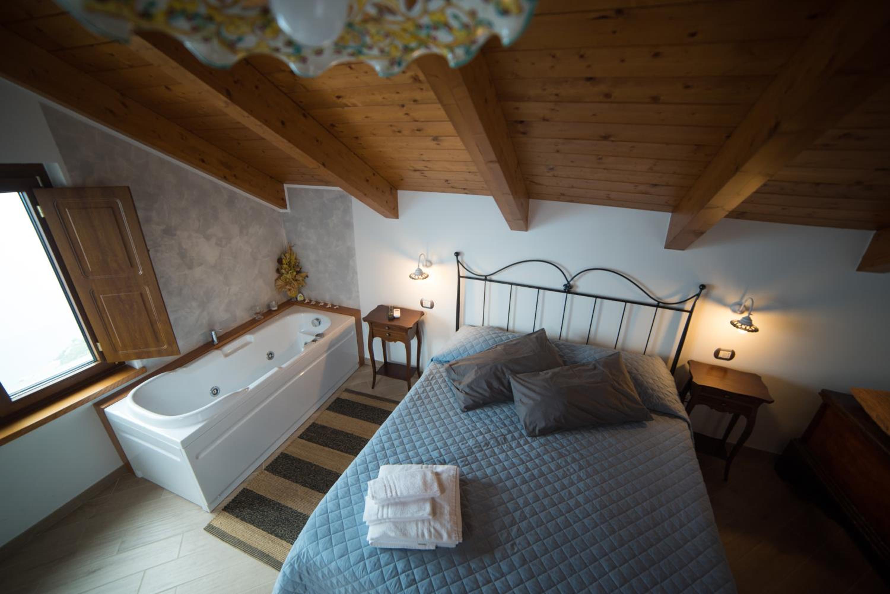 Double Room with Spa Bath - Photo 16