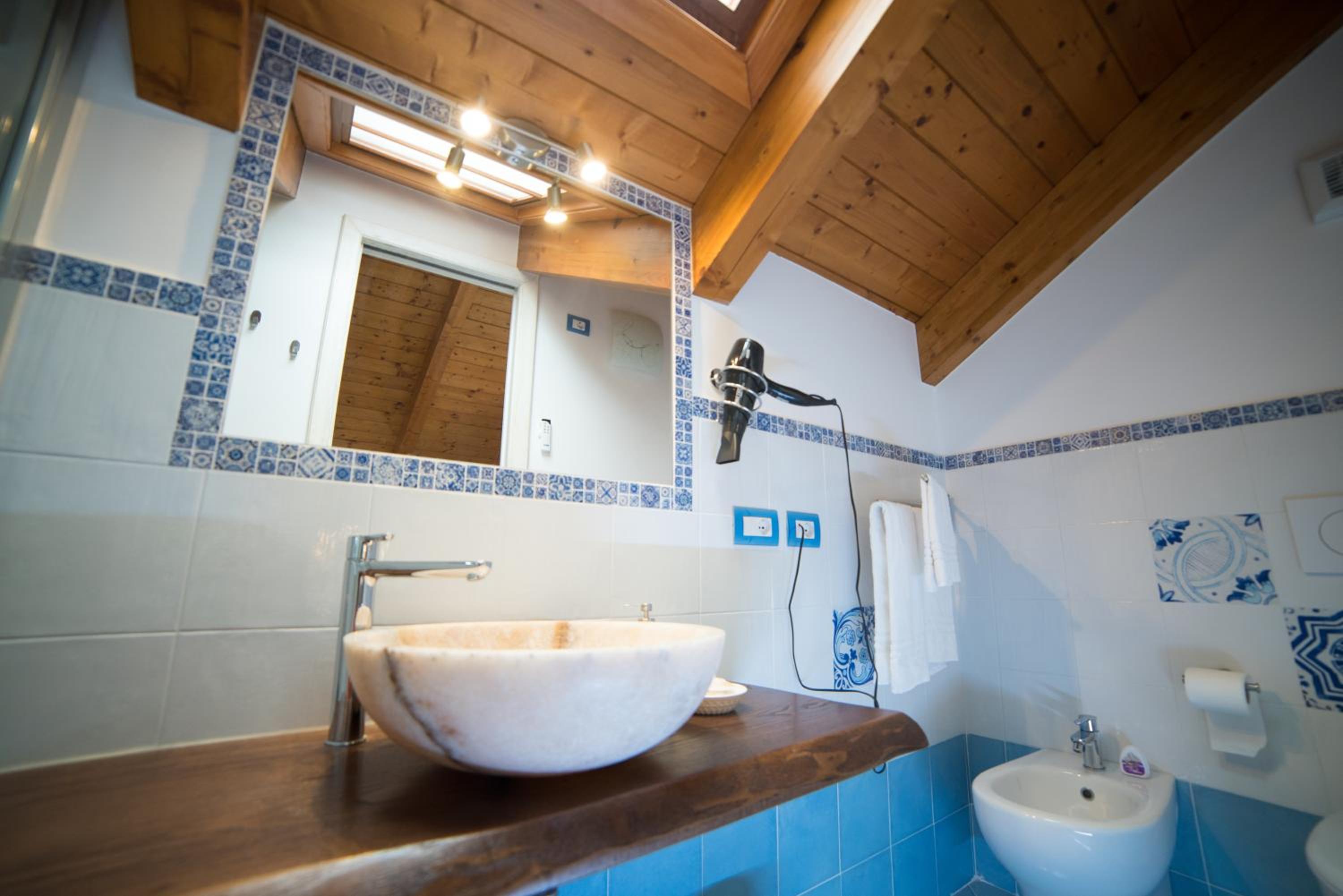 Double Room with Spa Bath - Photo 4
