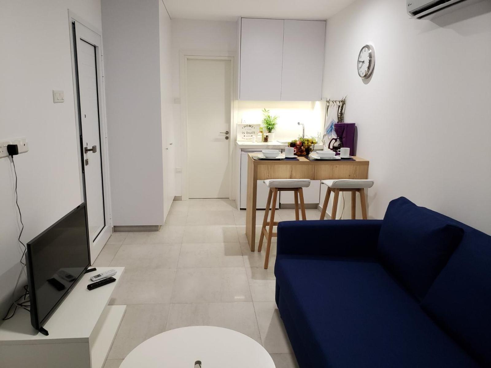 Studio Apartment - Photo 1